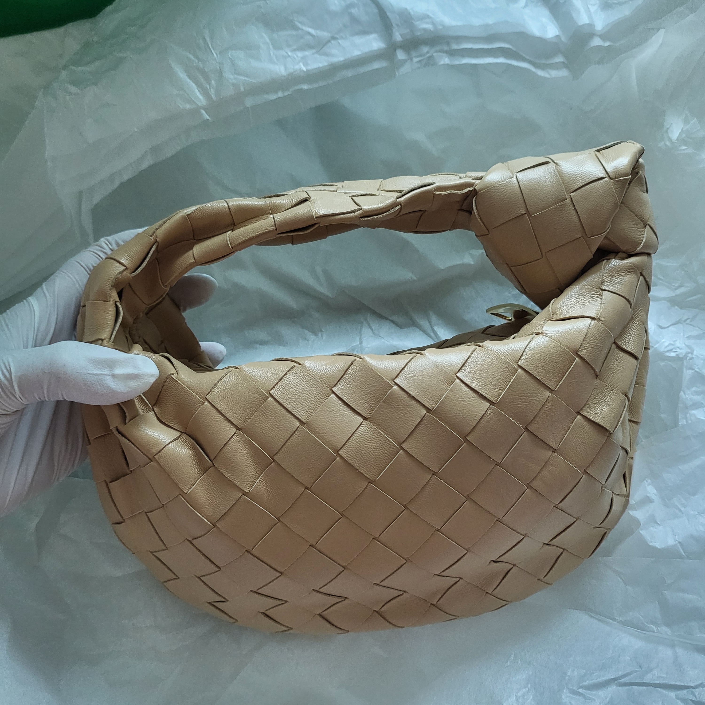 Bottega Veneta Mini Leather Jodie Almond 착용 스타일 - 1