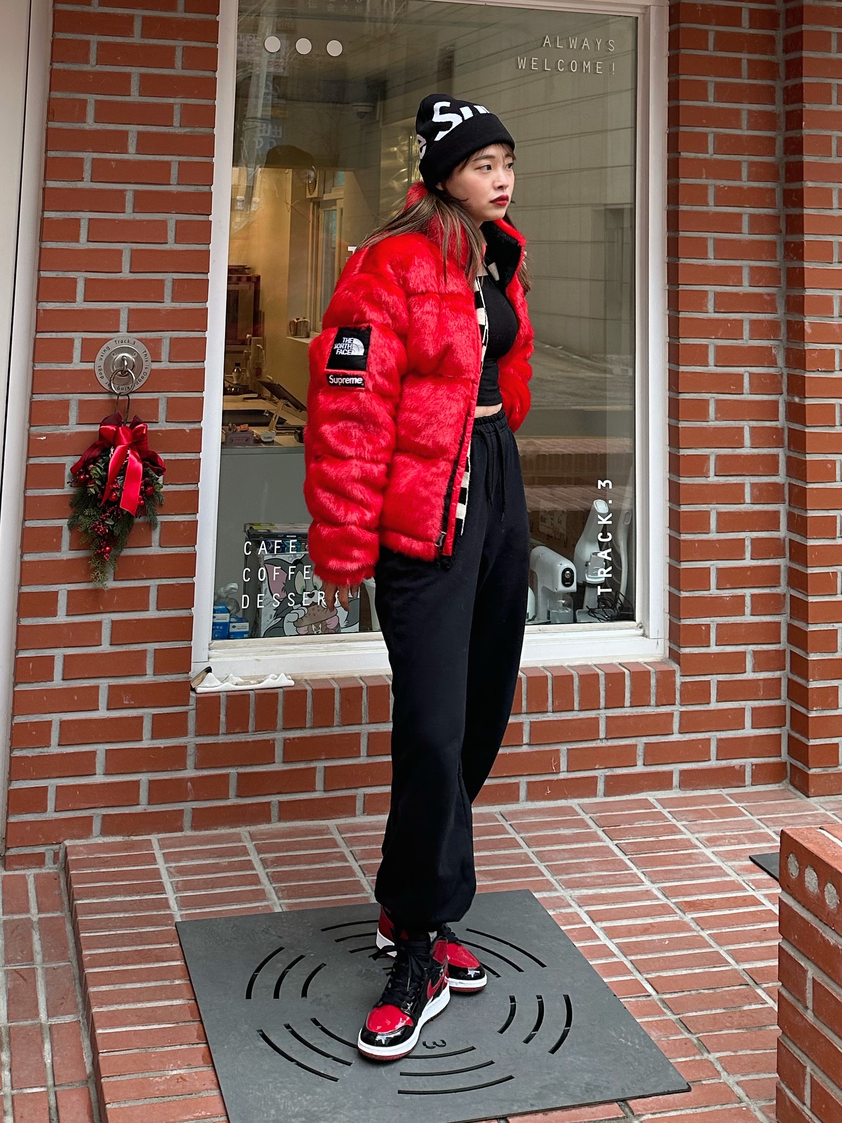 Supreme x The North Face Faux Fur Nuptse Jacket Red - 20FW, Jordan 1 Retro High OG Patent Bred 착용 스타일 - 4