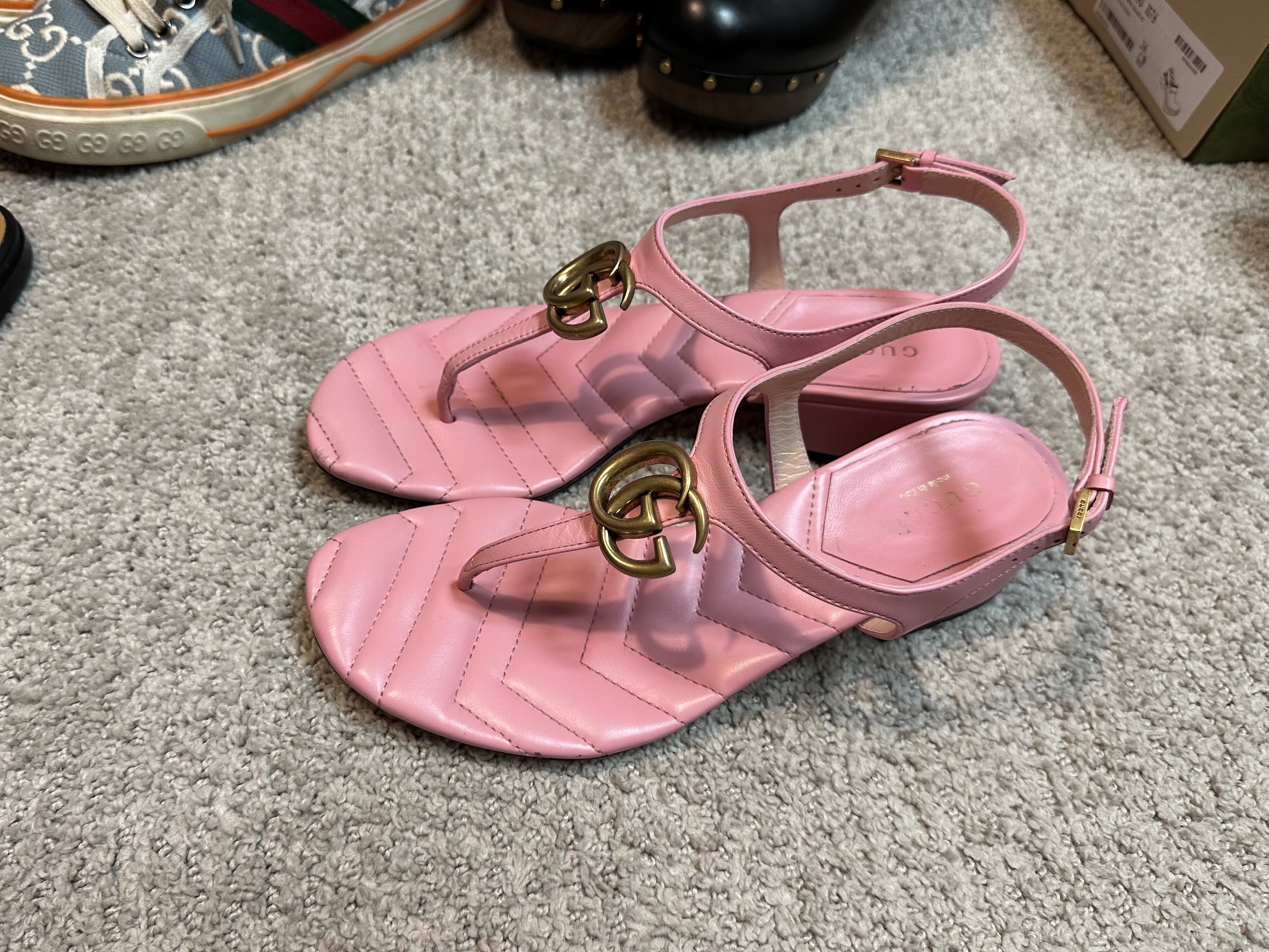 (W) Gucci Tennis 1977 Light Blue Ivory, (W) Gucci Double G Leather Sandal White 착용 스타일 - 4