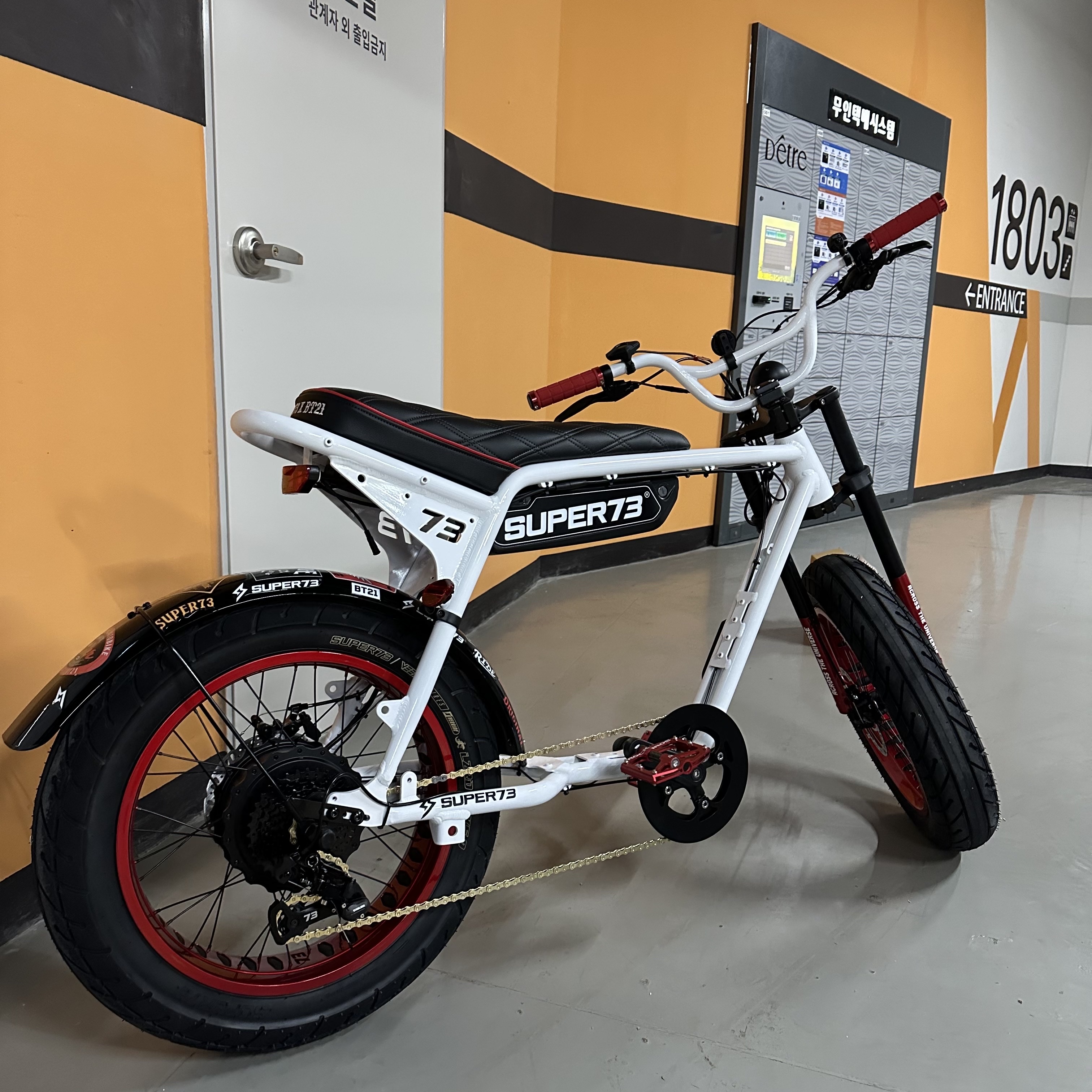 BT21 X SUPER73 Collaboration Bike 착용 스타일