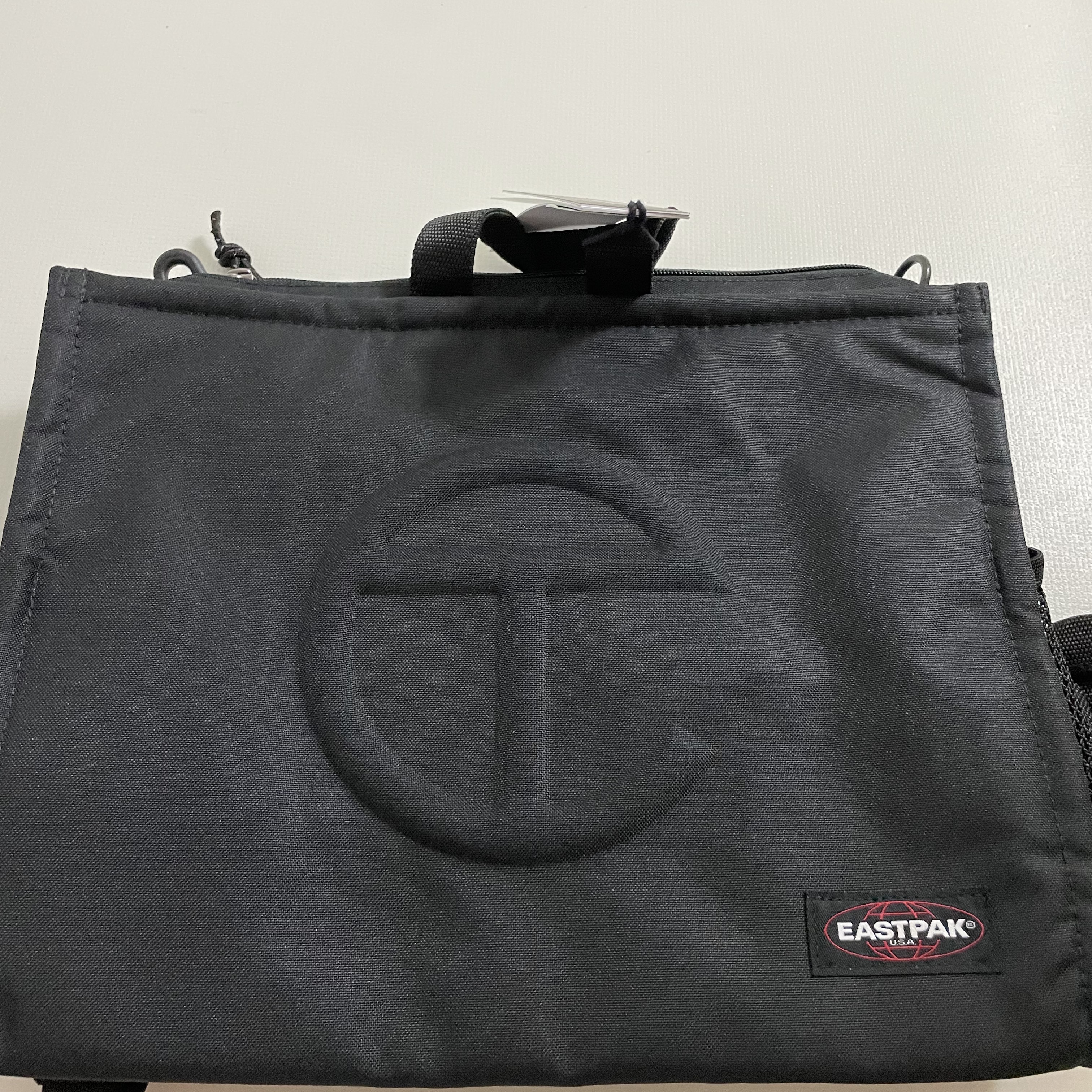 Telfar x Eastpak Medium Shopper Black 착용 스타일 - 1