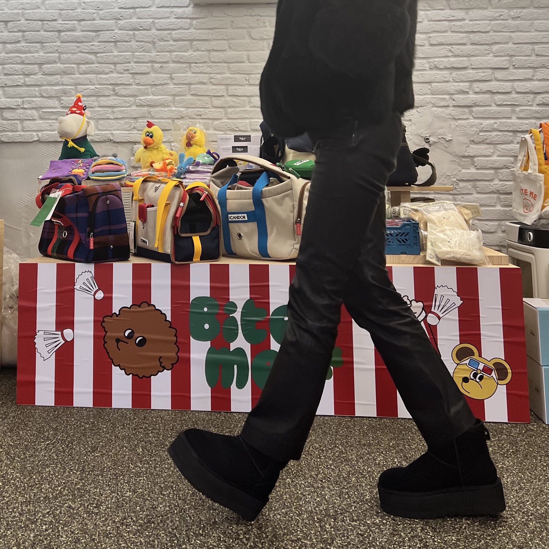 (W) UGG Classic Mini Platform Boots Black 착용 스타일 - 1