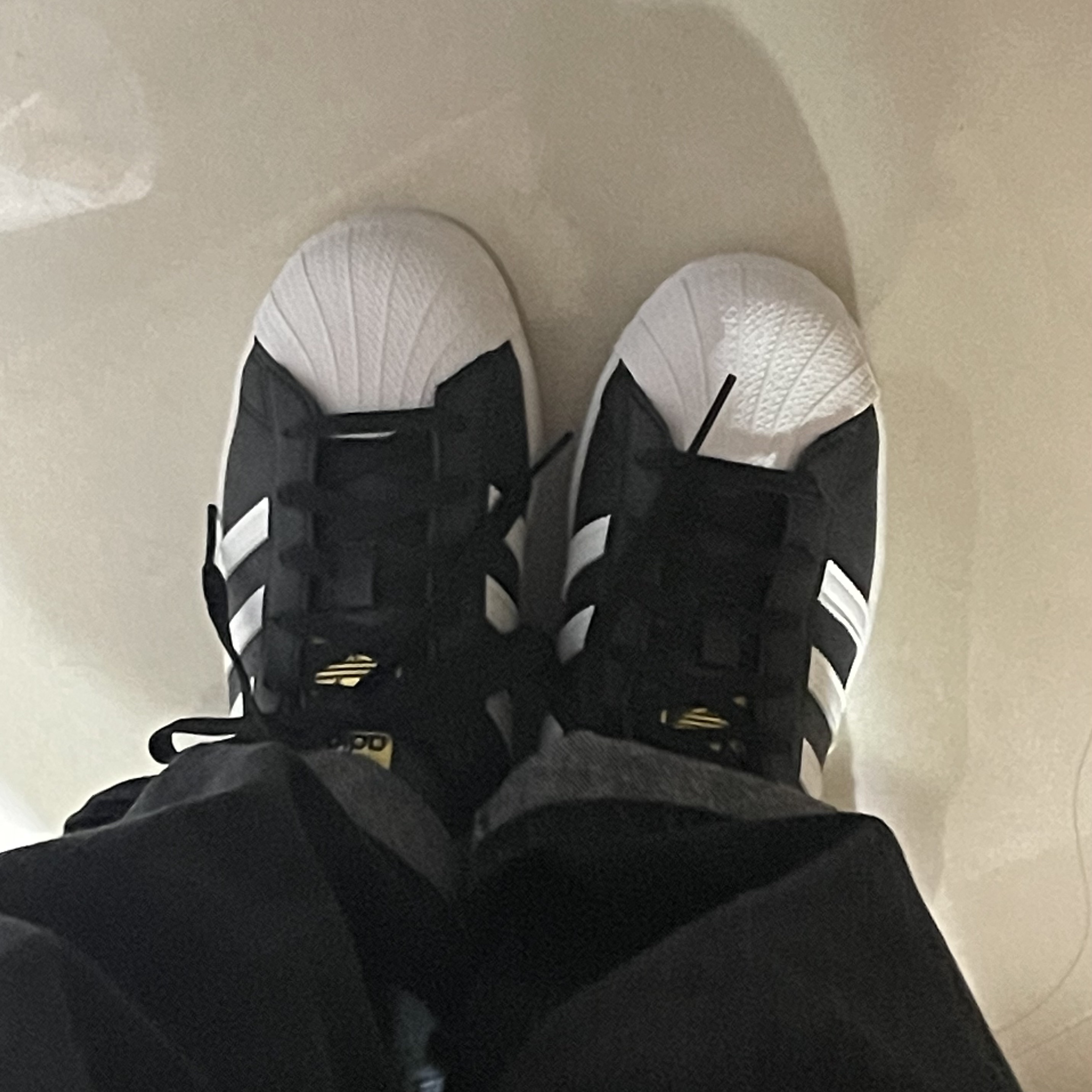 Adidas Superstar Vegan Core Black Cloud White 착용 스타일
