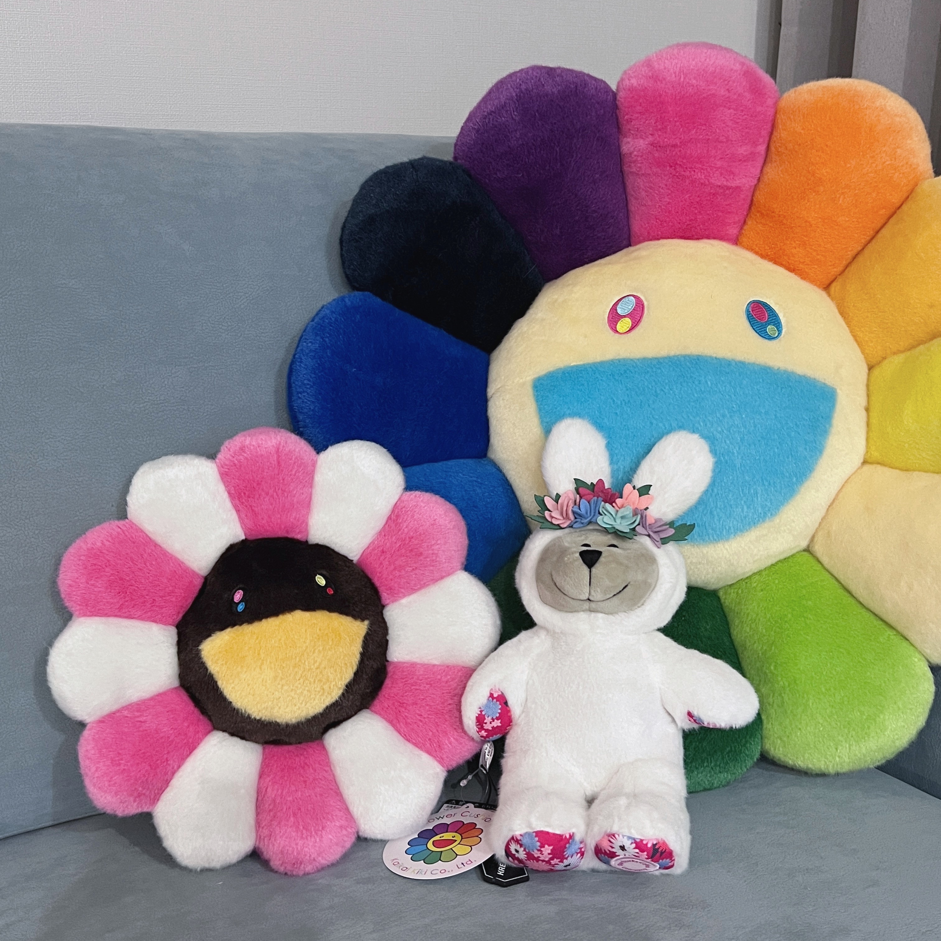 Kaikai Kiki Flower Cushion 30cm Pink Black, Kaikai Kiki Flower Cushion 60cm Rainbow & White 착용 스타일