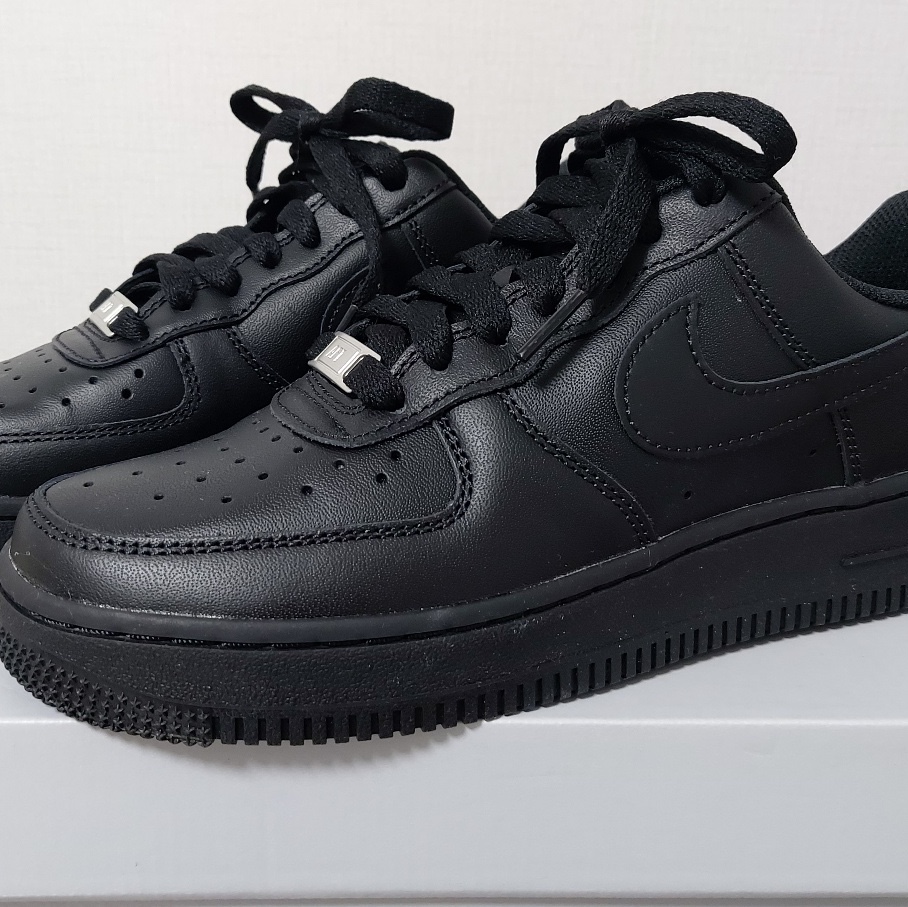 Nike Air Force 1 '07 Low Triple Black 착용 스타일 - 2