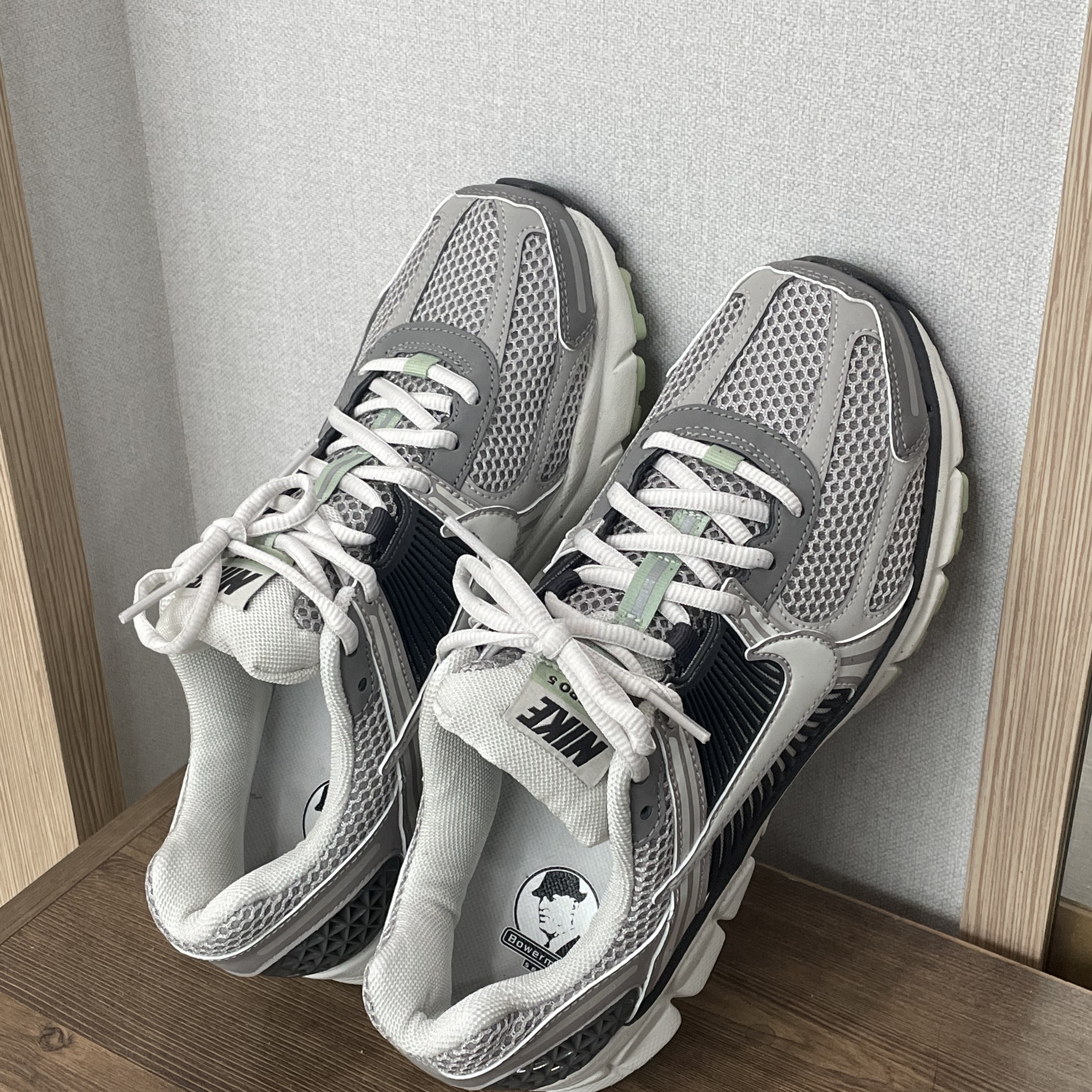 (W) Nike Zoom Vomero 5 Cobblestone and Flat Pewter 착용 스타일
