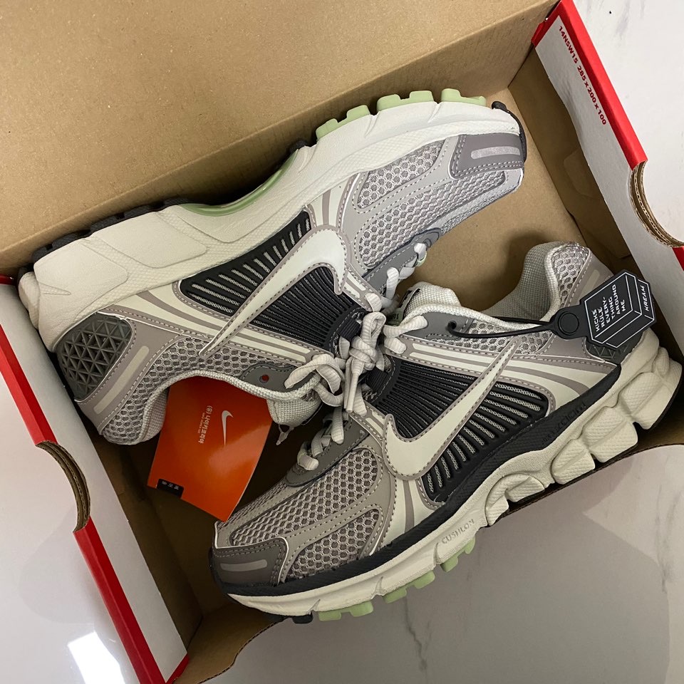 (W) Nike Zoom Vomero 5 Cobblestone and Flat Pewter 착용 스타일