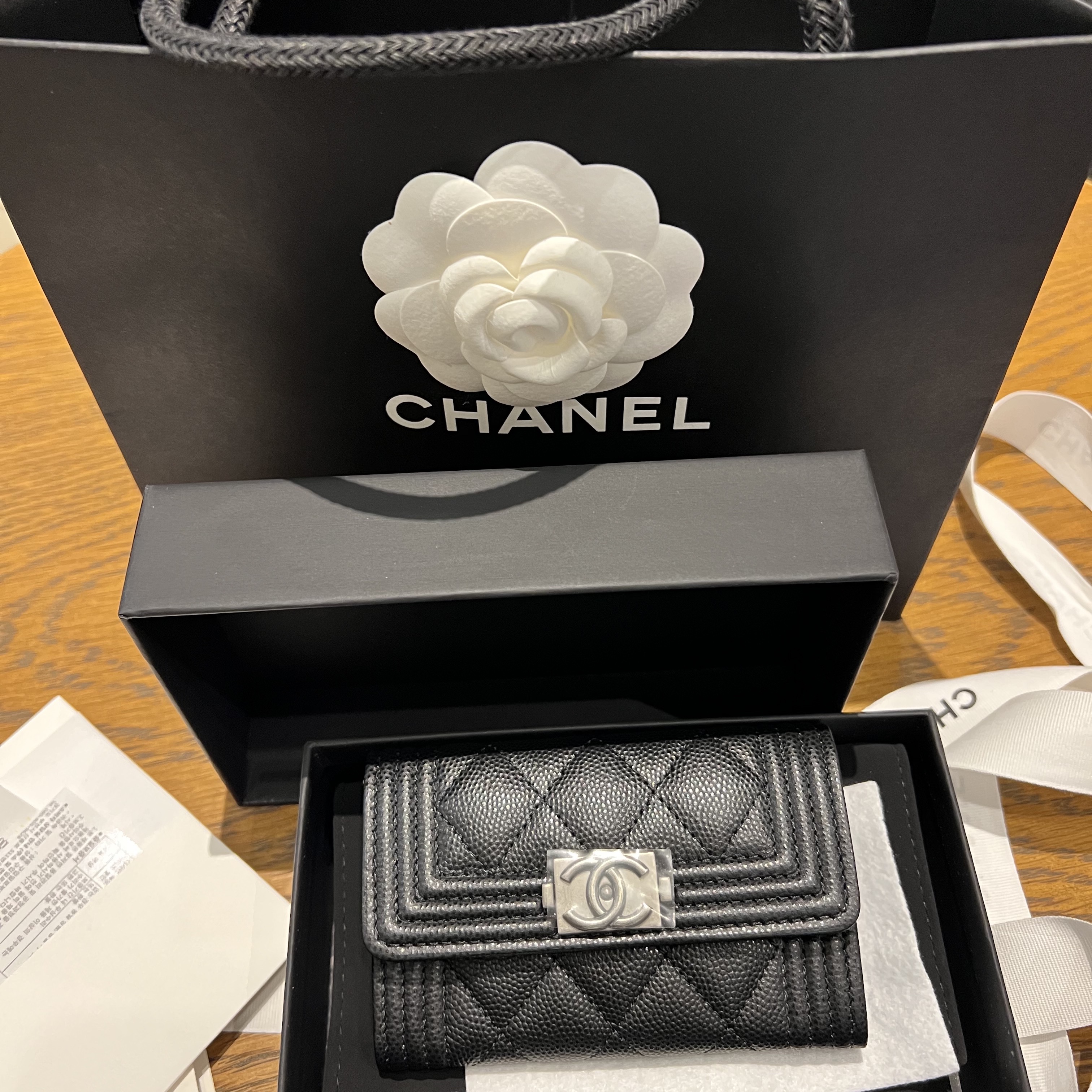 Chanel Boy Chanel Flap Card Holder Grained Calfskin & Ruthenium Black 착용 스타일