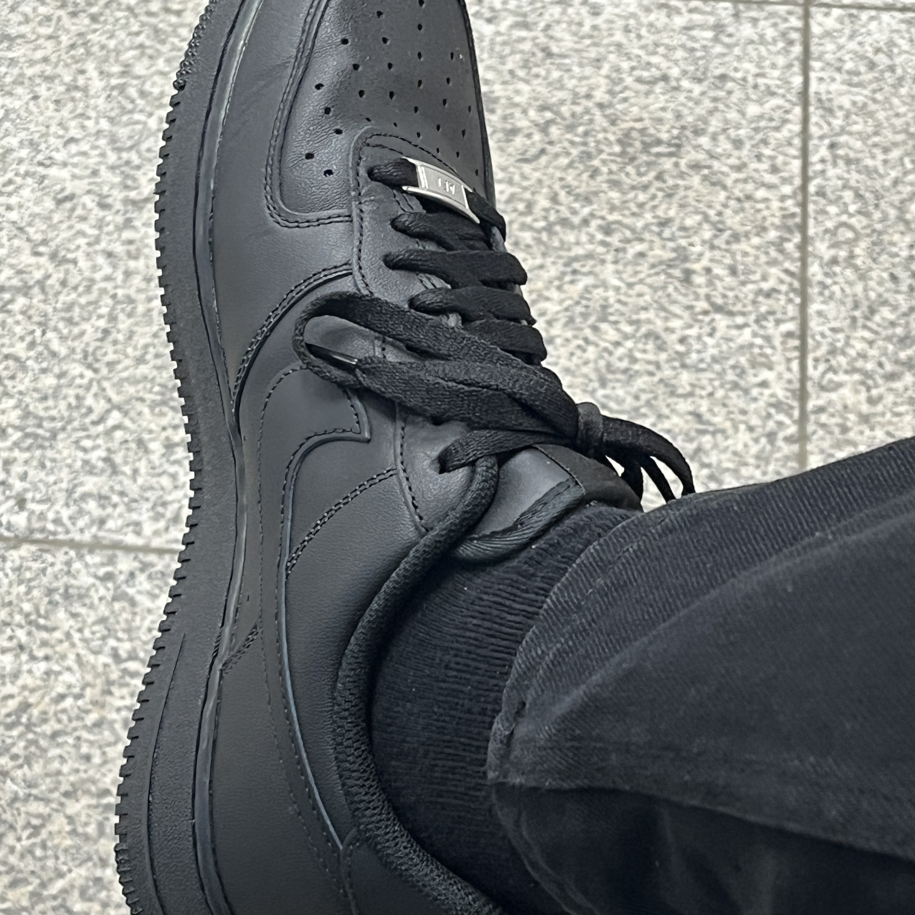 Nike Air Force 1 '07 Low Triple Black 착용 스타일