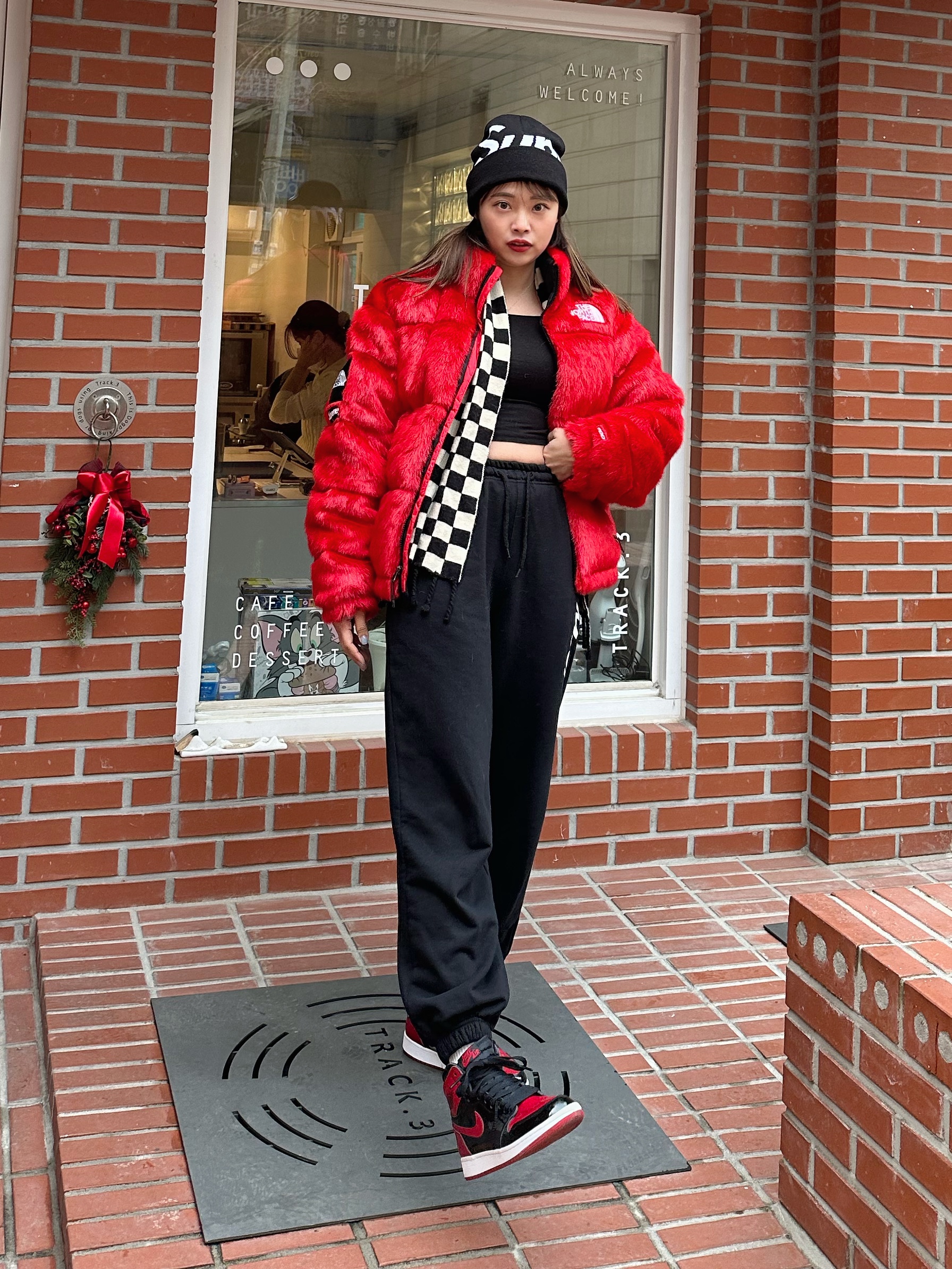 Supreme x The North Face Faux Fur Nuptse Jacket Red - 20FW, Jordan 1 Retro High OG Patent Bred 착용 스타일 - 2