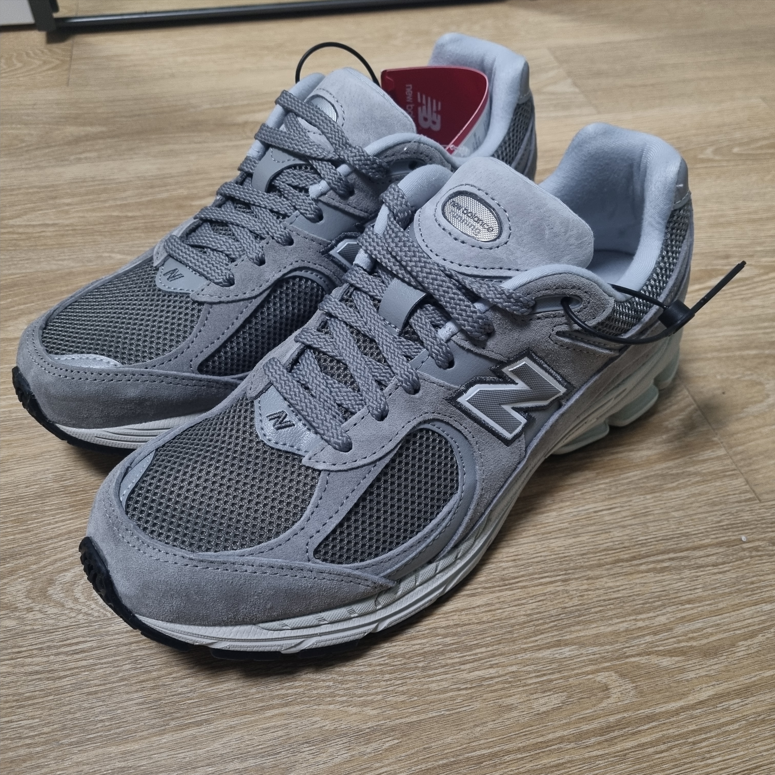 New Balance 2002R Grey 착용 스타일