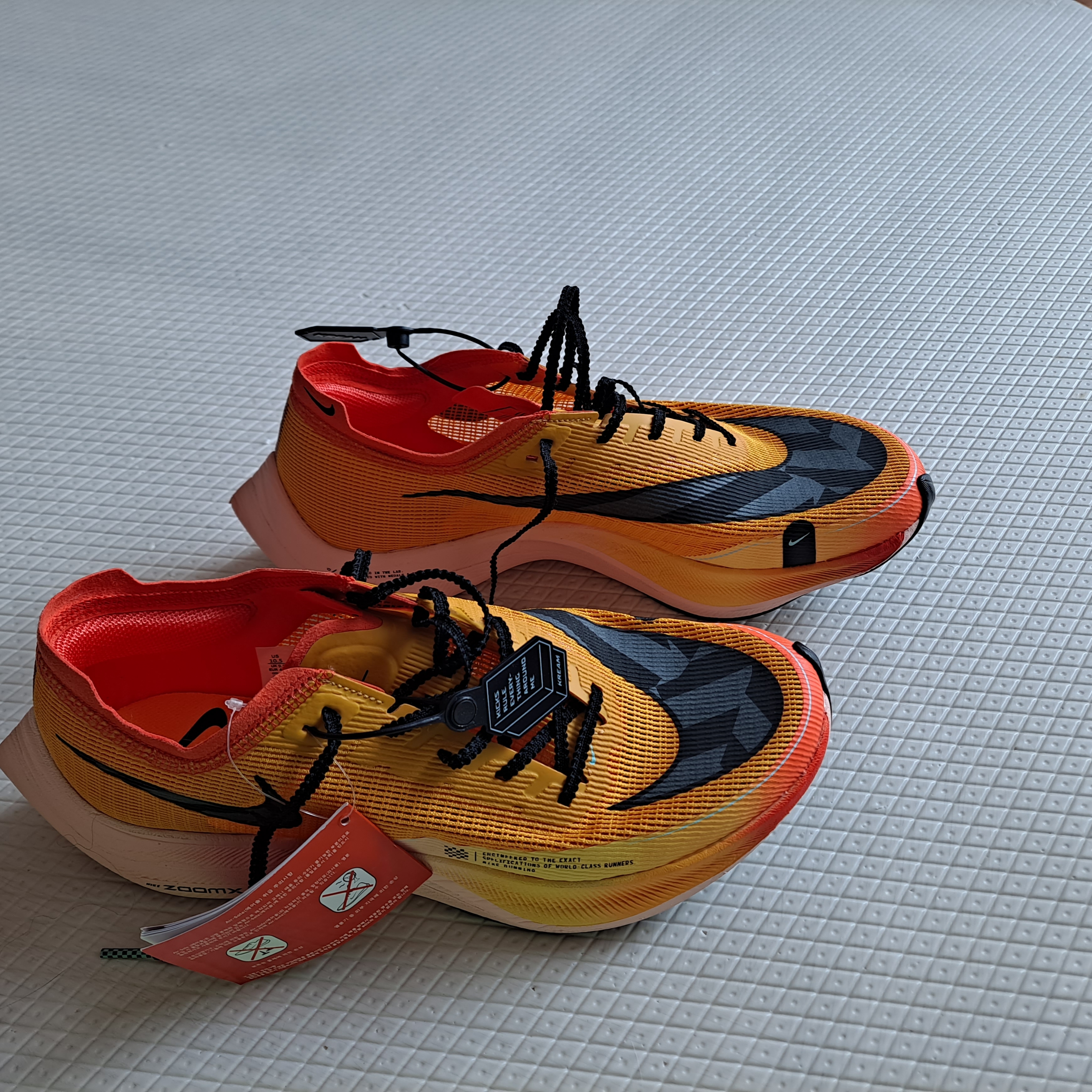Nike ZoomX Vaporfly Next% 2 University Gold 착용 스타일 - 2
