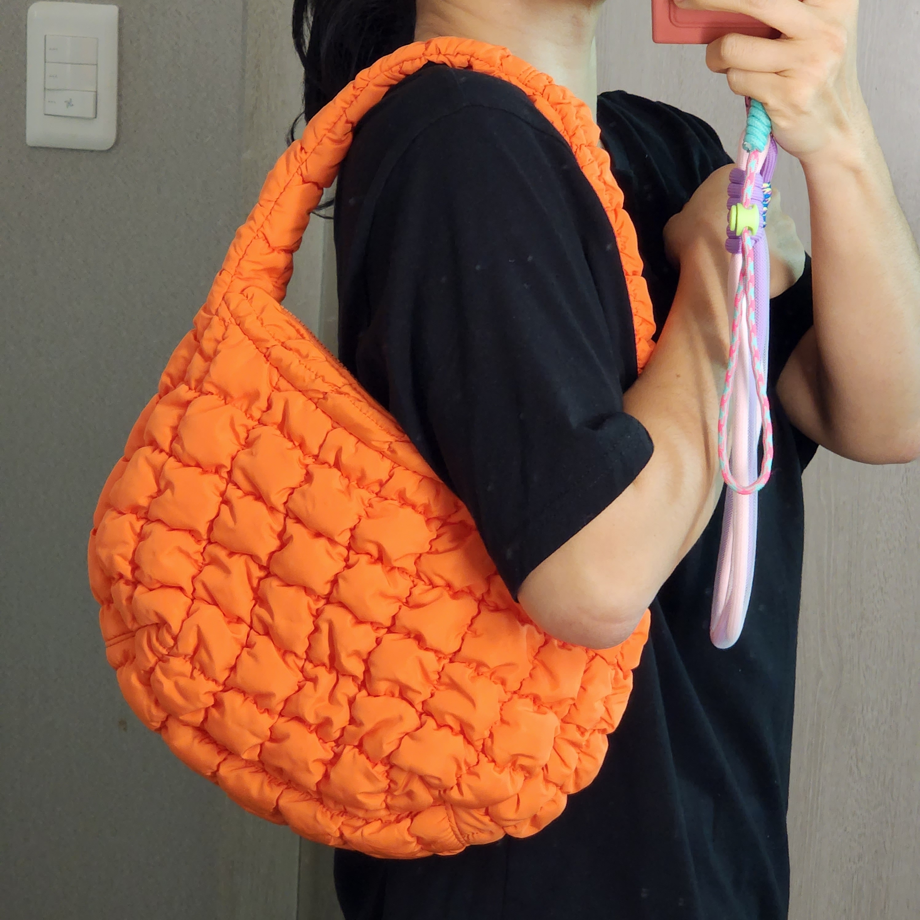 COS Quilted Mini Bag Bright Orange 착용 스타일