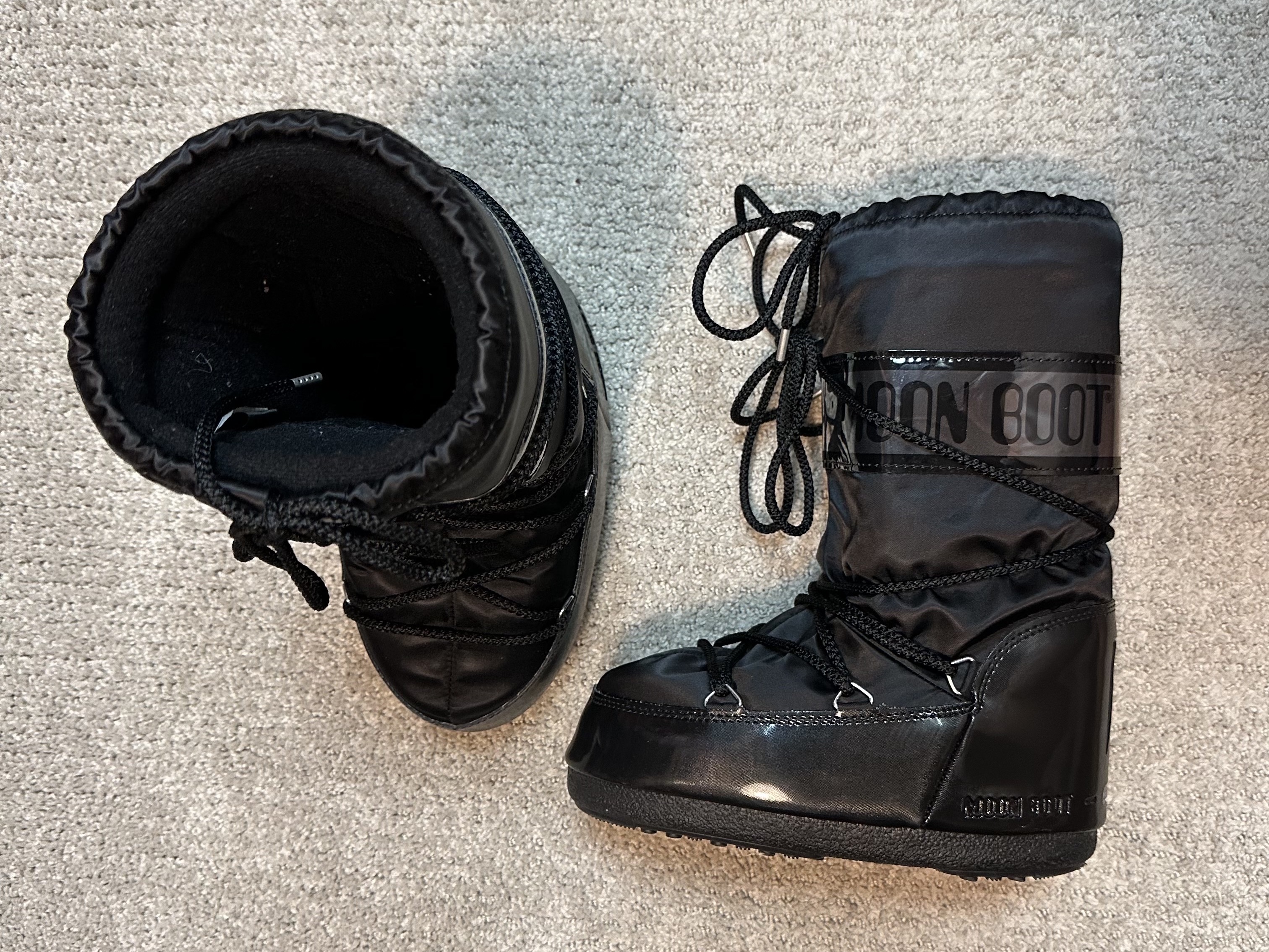 (W) Moon Boot Icon Glance Satin Boots Black 착용 스타일 - 2