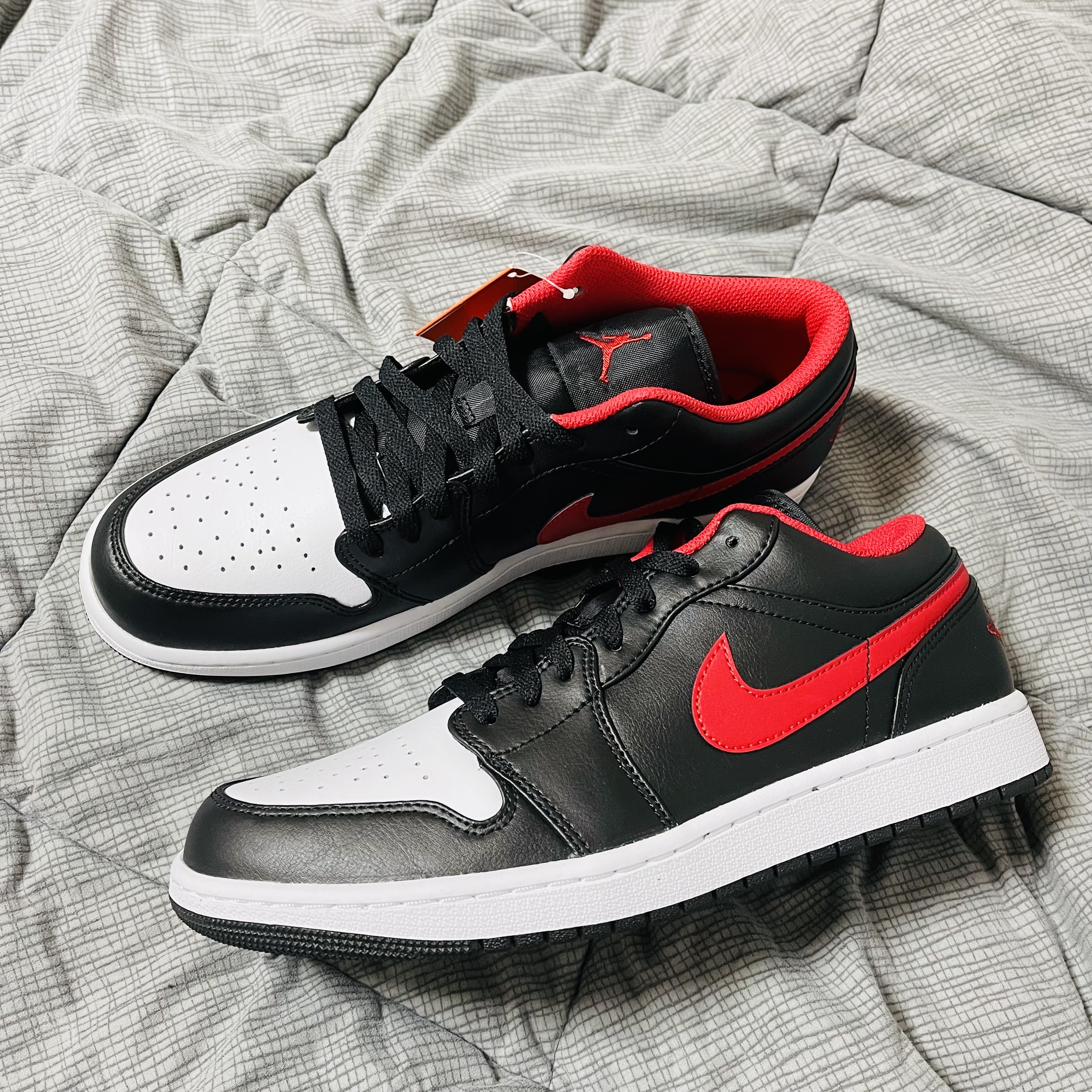 Jordan 1 Low Black Fire Red 착용 스타일 - 1