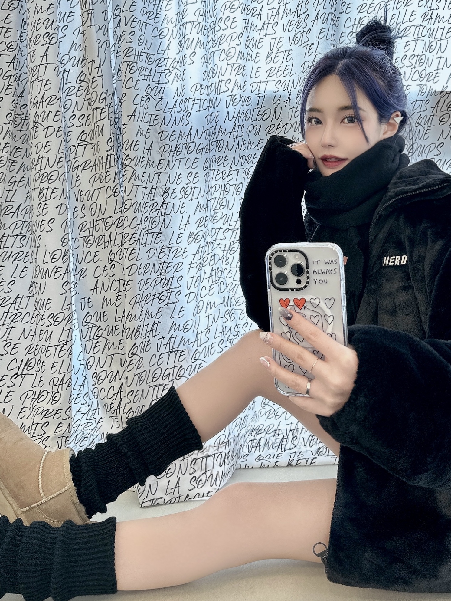 (W) UGG Classic Ultra Mini Boots Sand, Acne Studios Narrow Wool Fringe Muffler Black 착용 스타일 - 3