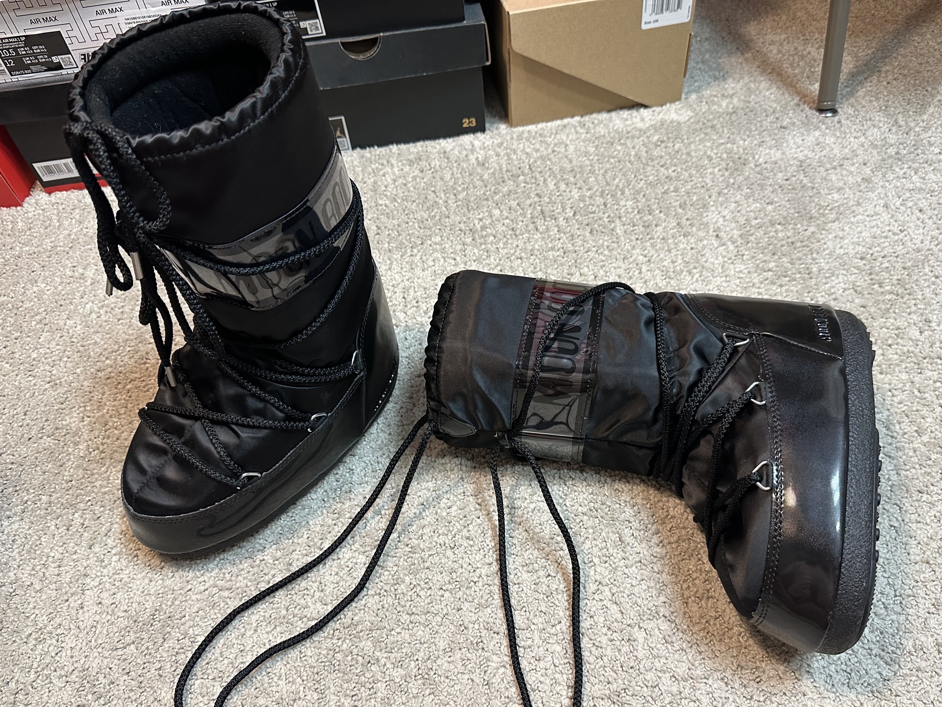 (W) Moon Boot Icon Glance Satin Boots Black 착용 스타일 - 4