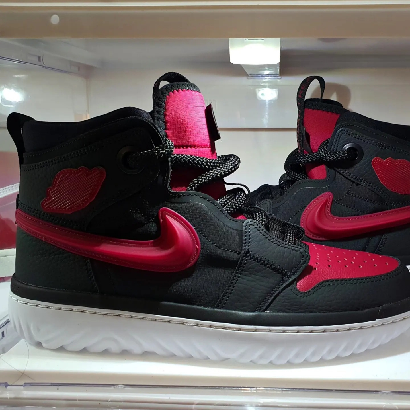 Jordan 1 Retro High OG Bordeaux, (W) Jordan 1 Retro High OG Varsity Red 착용 스타일 - 4
