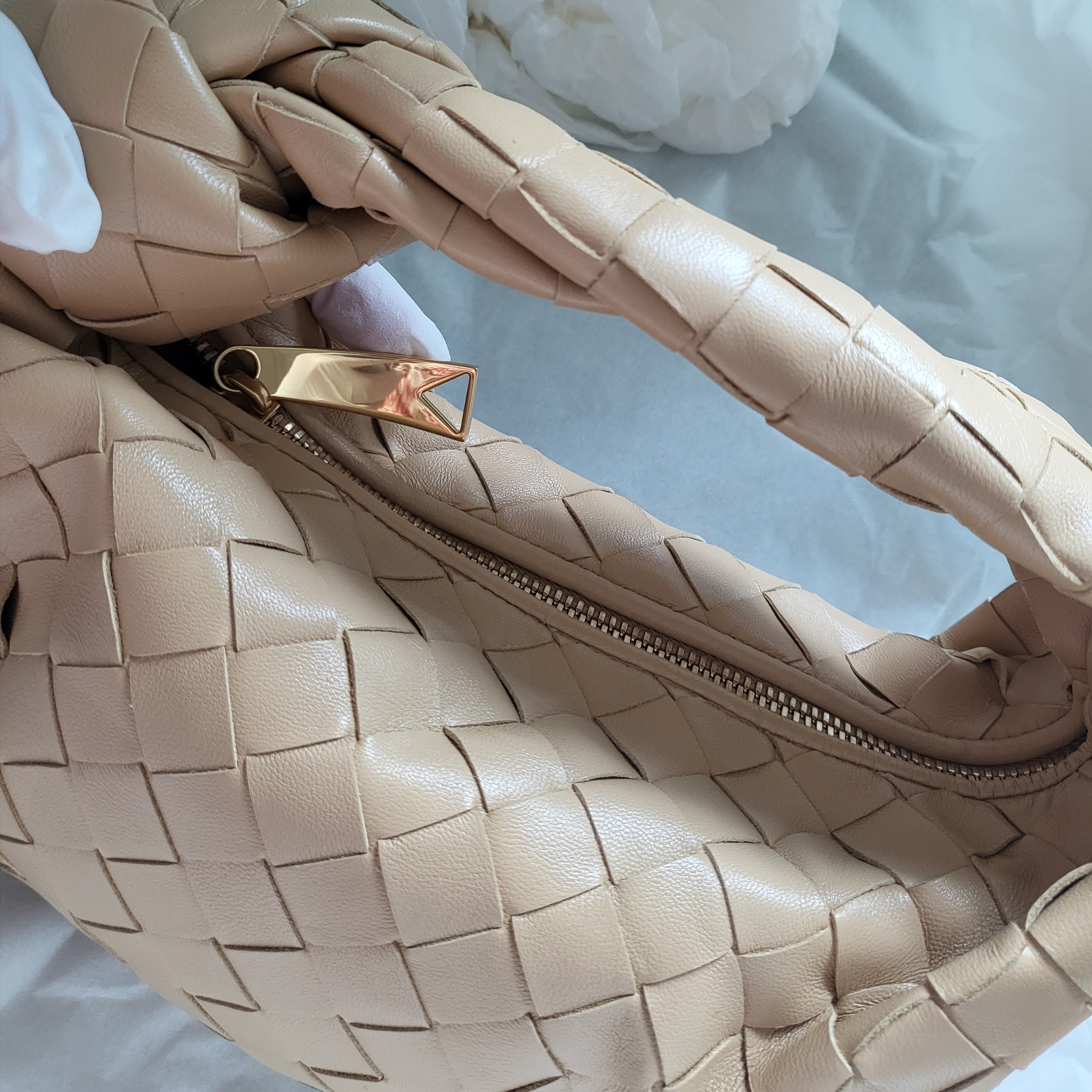 Bottega Veneta Mini Leather Jodie Almond 착용 스타일 - 4