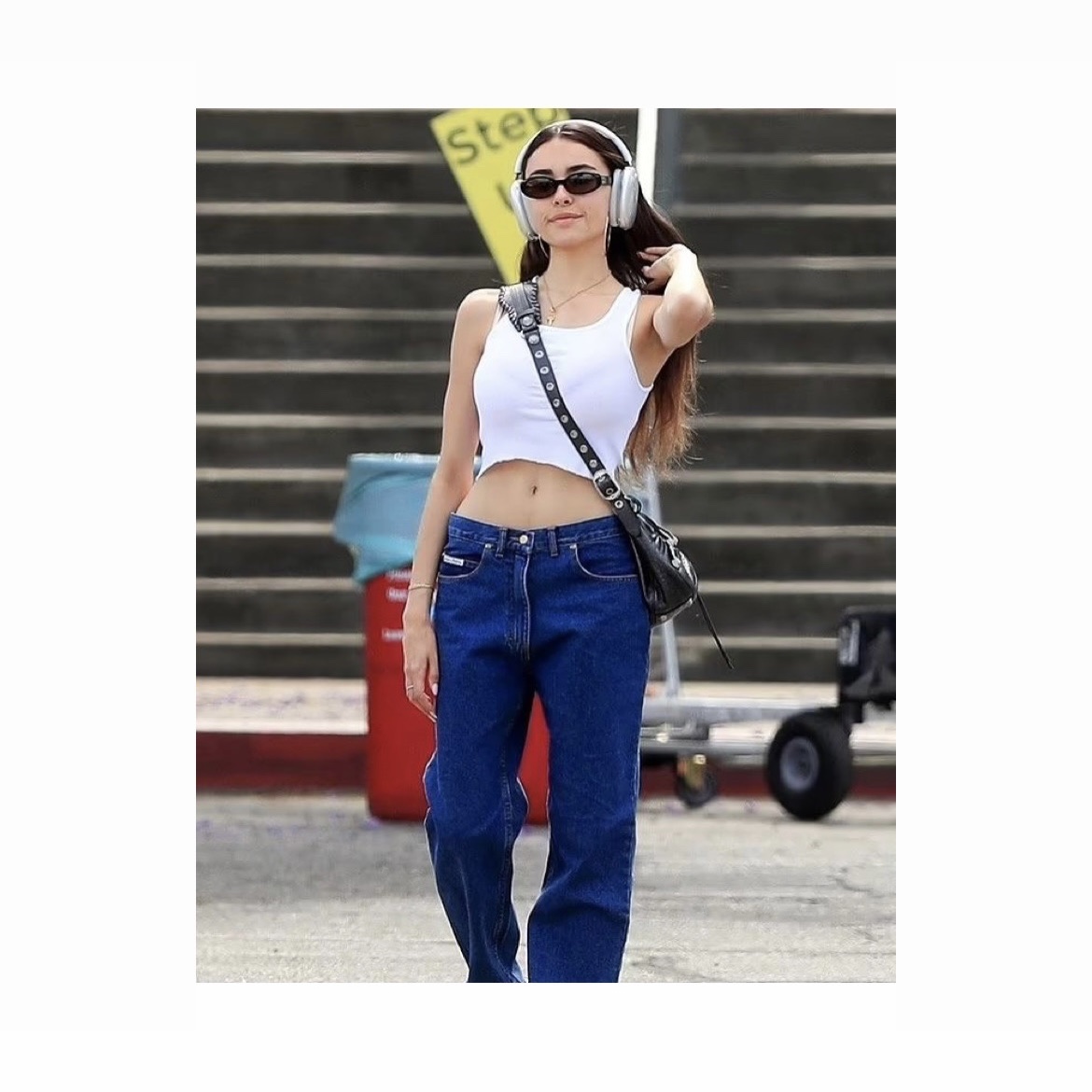 Balenciaga Arena Lambskin Le Cagole XS Shoulder Bag Black, Apple AirPods Max Lightning Silver (Korean Ver.) 착용 스타일 - 3