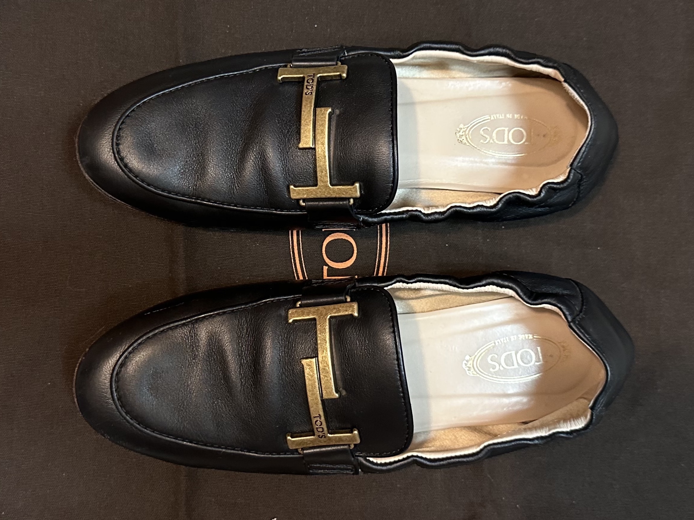 (W) Tod's Double T Leather Loafers Black 착용 스타일 - 3