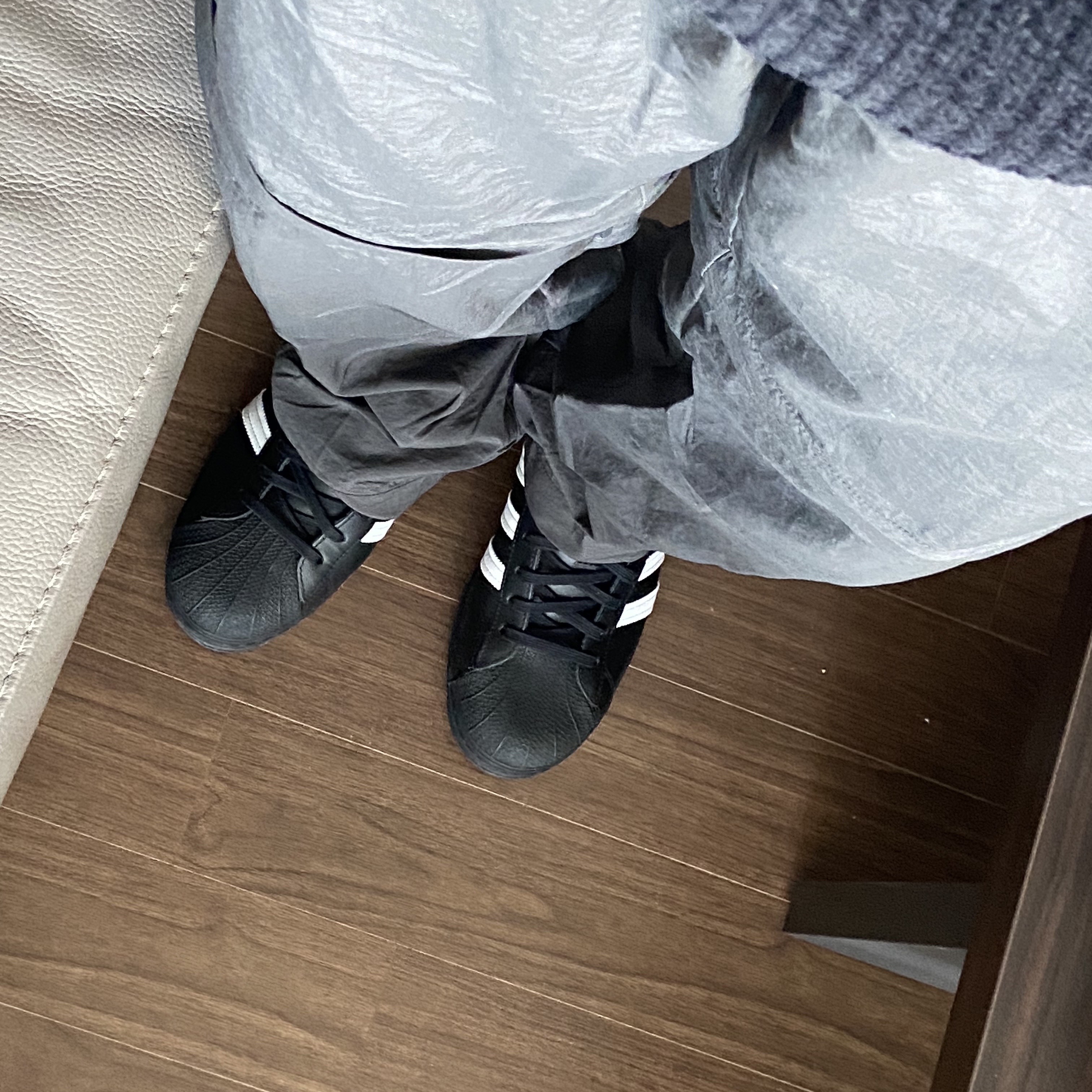 Adidas Superstar Core Black White 착용 스타일