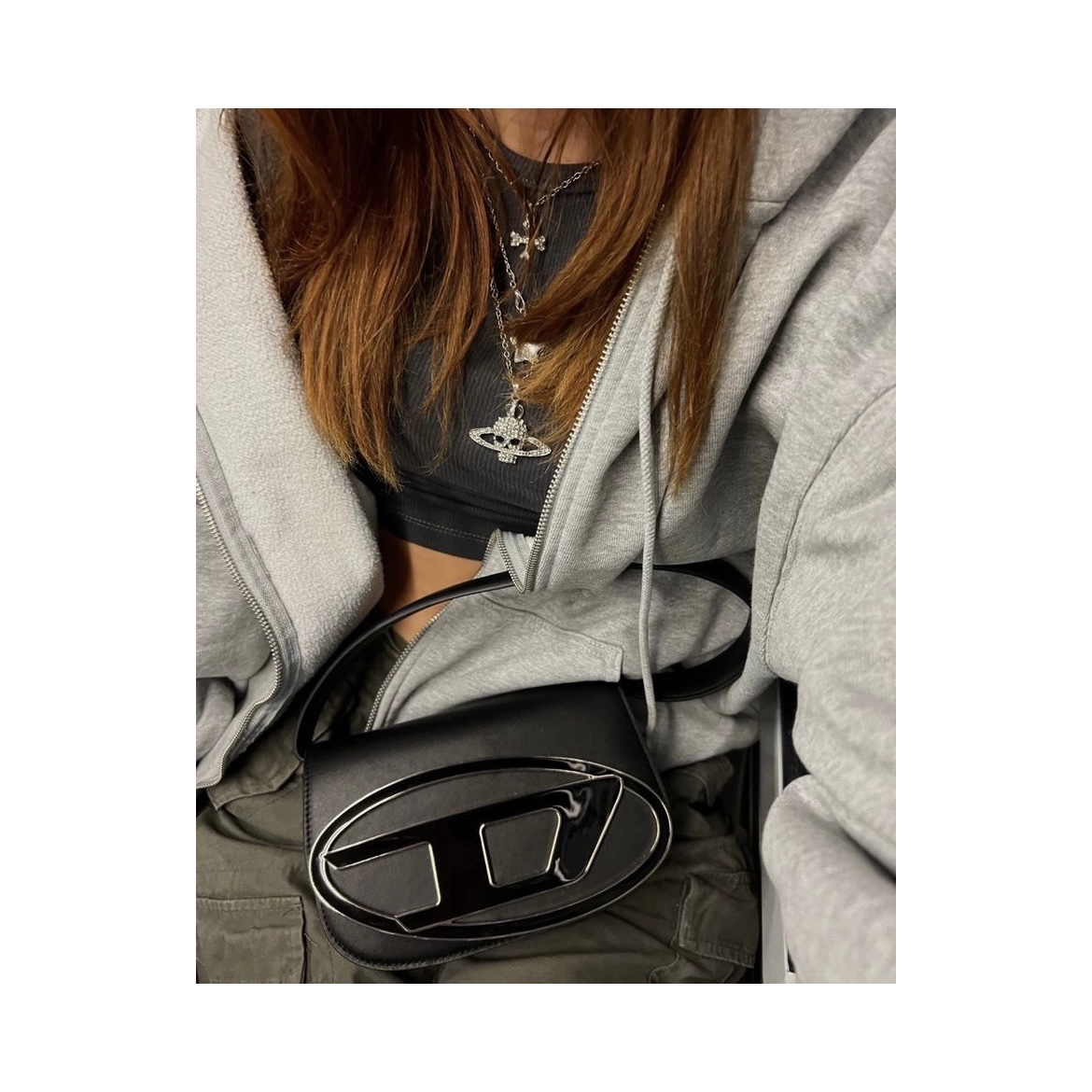 Diesel 1DR Shoulder Bag in Nappa Leather Black, Diesel 1DR Shoulder Bag in Mirrored Leather Silver 착용 스타일 - 1