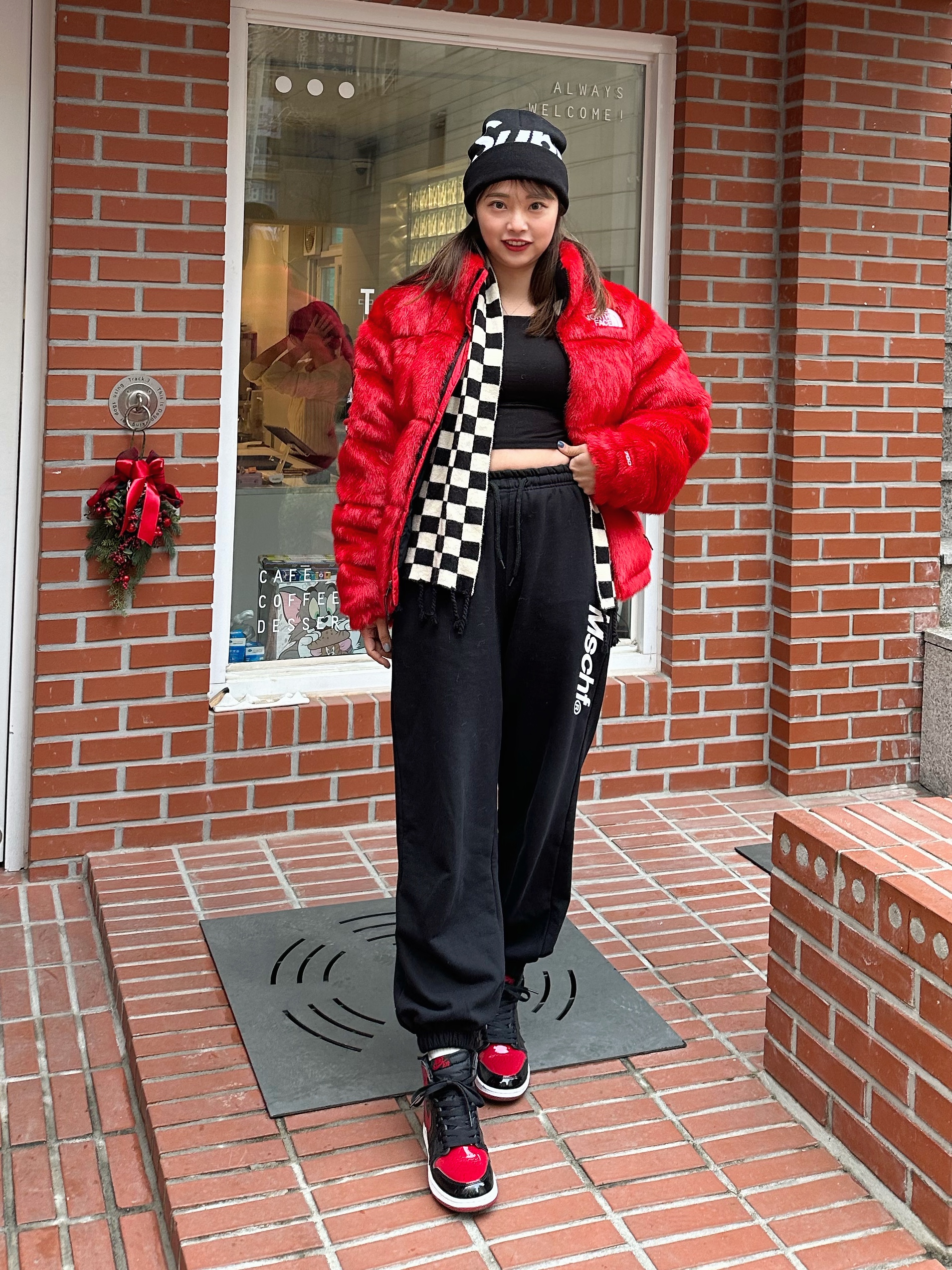 Supreme x The North Face Faux Fur Nuptse Jacket Red - 20FW, Jordan 1 Retro High OG Patent Bred 착용 스타일 - 1