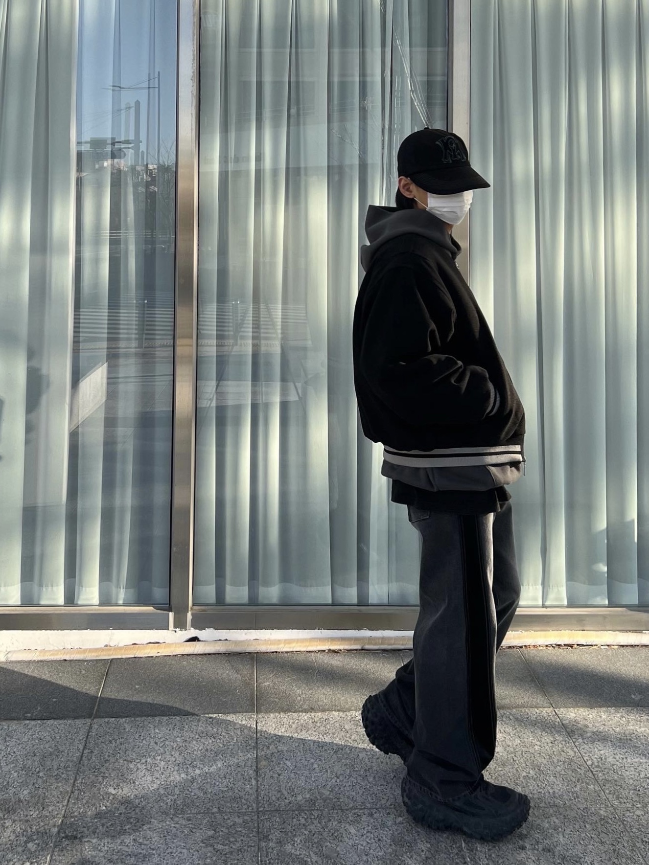Balenciaga Defender Sneakers Black 착용 스타일 - 2