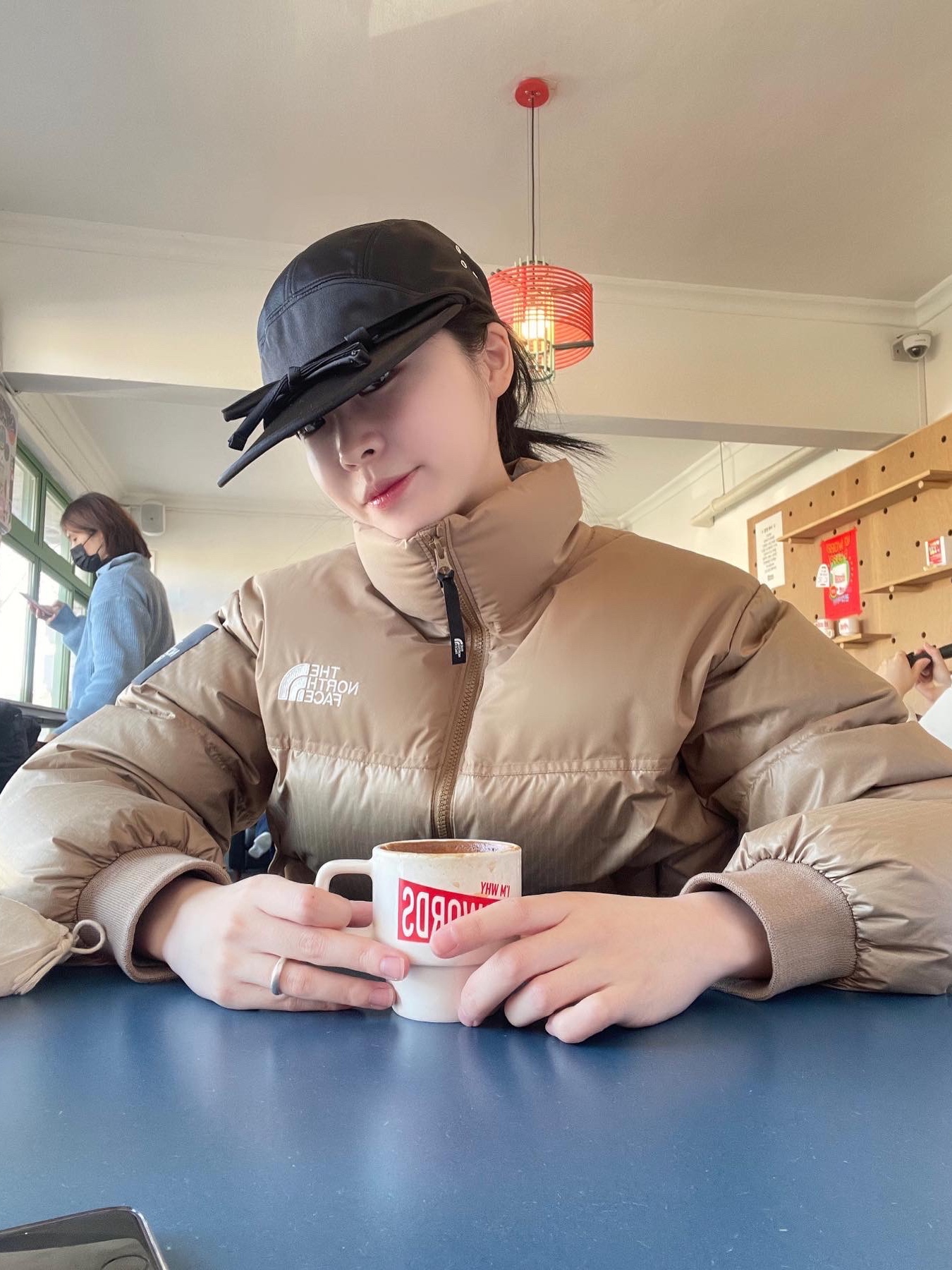 (W) The North Face White Label Novelty Nuptse Down Jacket Beige Brown 착용 스타일 - 3