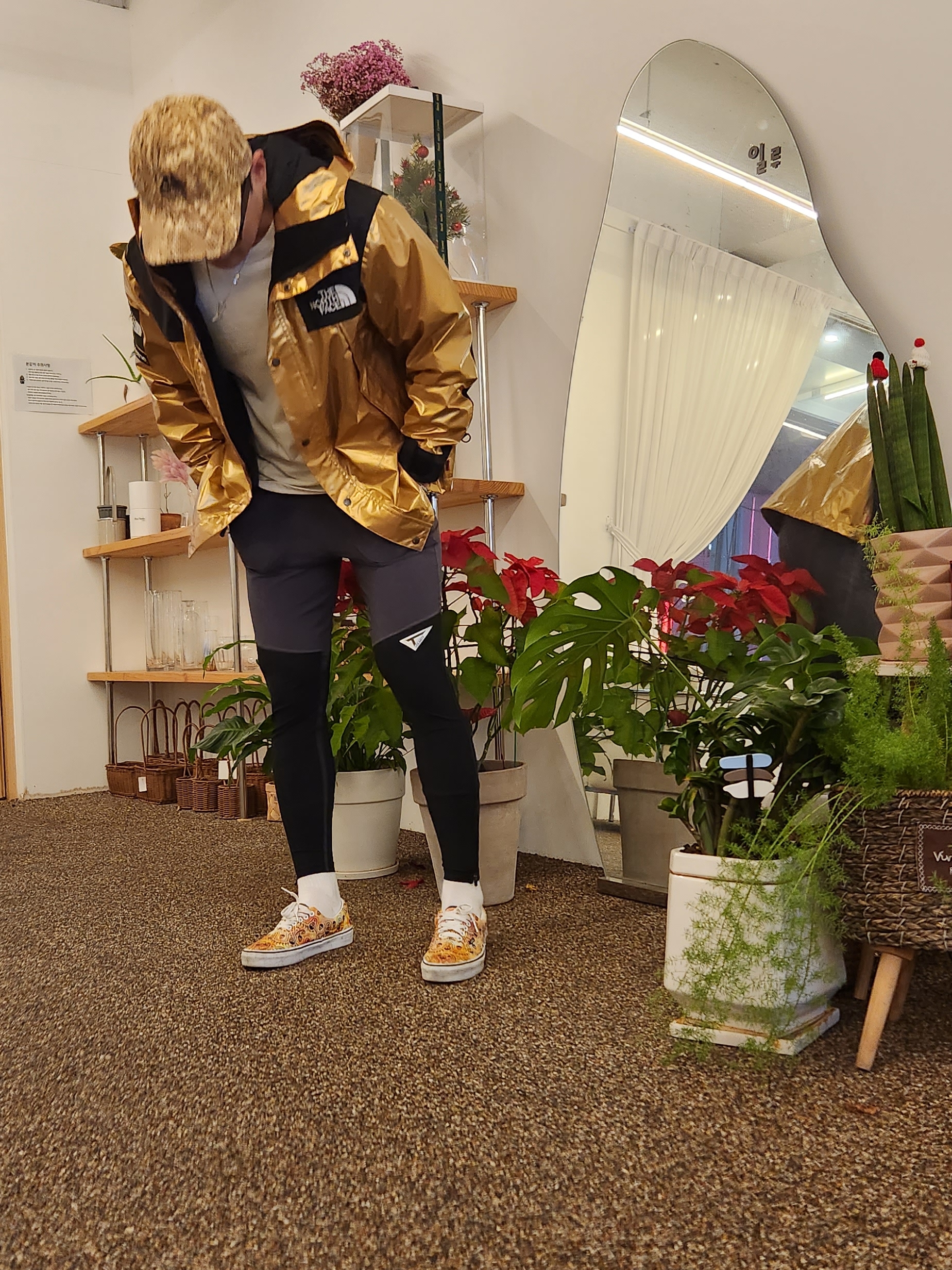 Supreme x The North Face Metallic Mountain Parka Gold - 18SS 착용 스타일 - 2