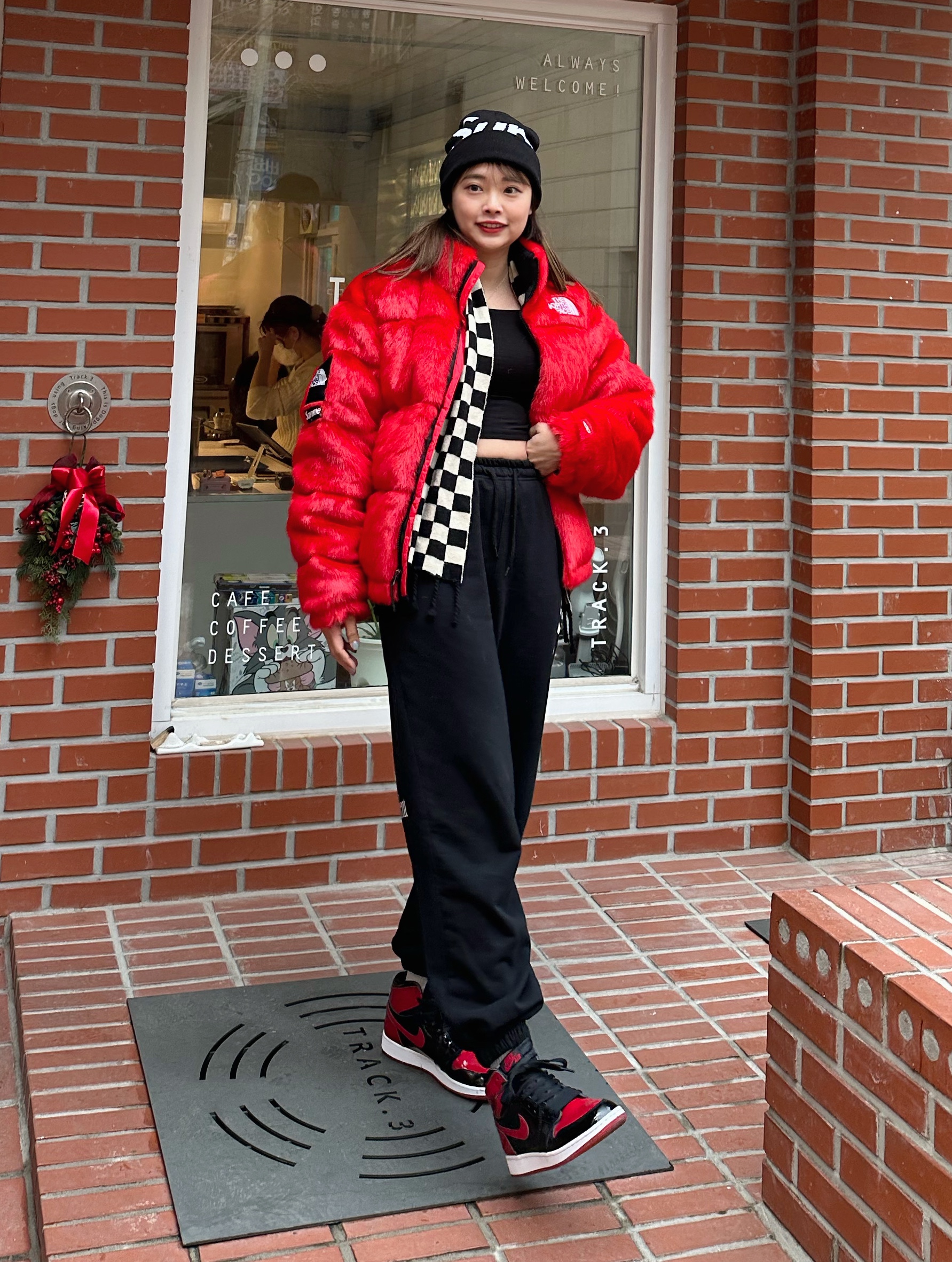 Supreme x The North Face Faux Fur Nuptse Jacket Red - 20FW, Jordan 1 Retro High OG Patent Bred 착용 스타일 - 3