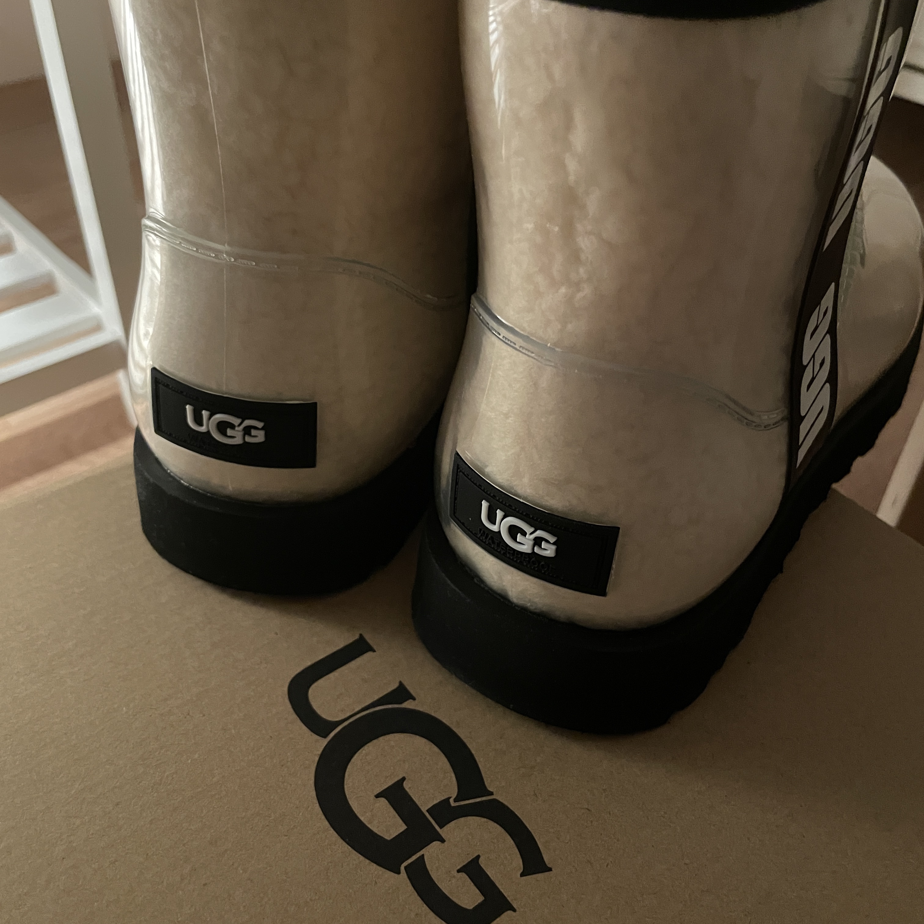 (W) UGG Classic Clear Mini Boots Natural Black 착용 스타일 - 2
