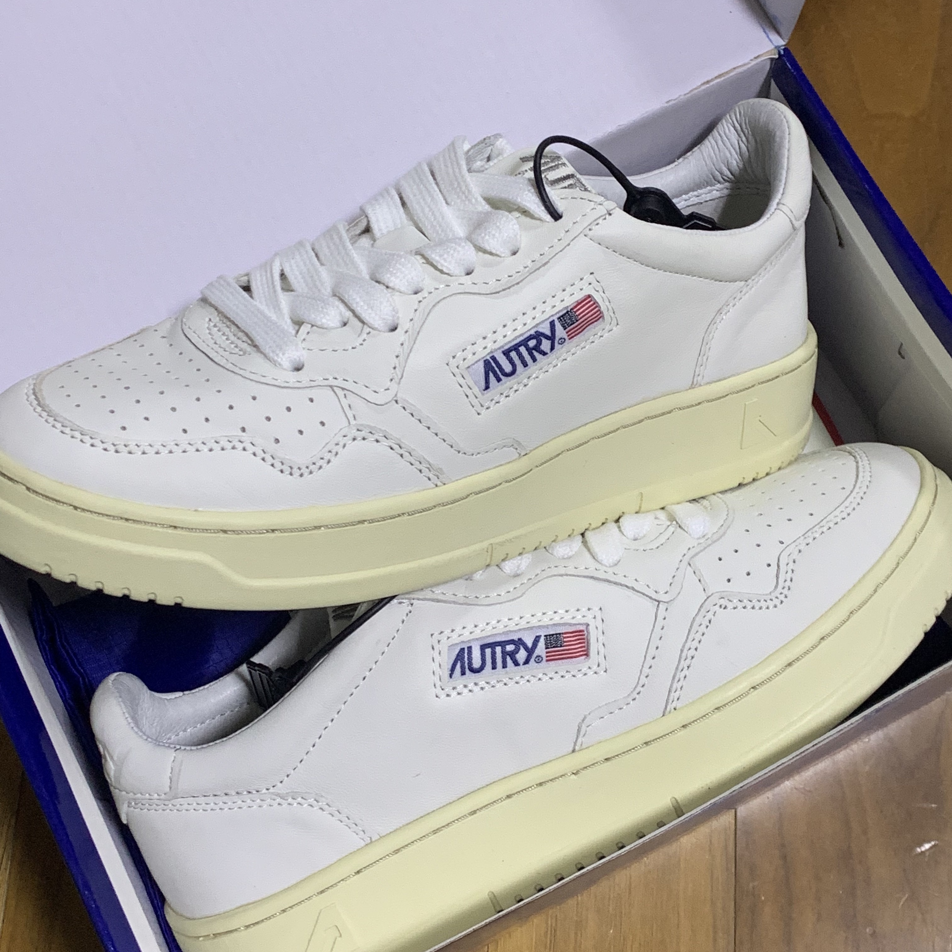 (W) Autry Medalist Low Goatskin Sneakers White 착용 스타일