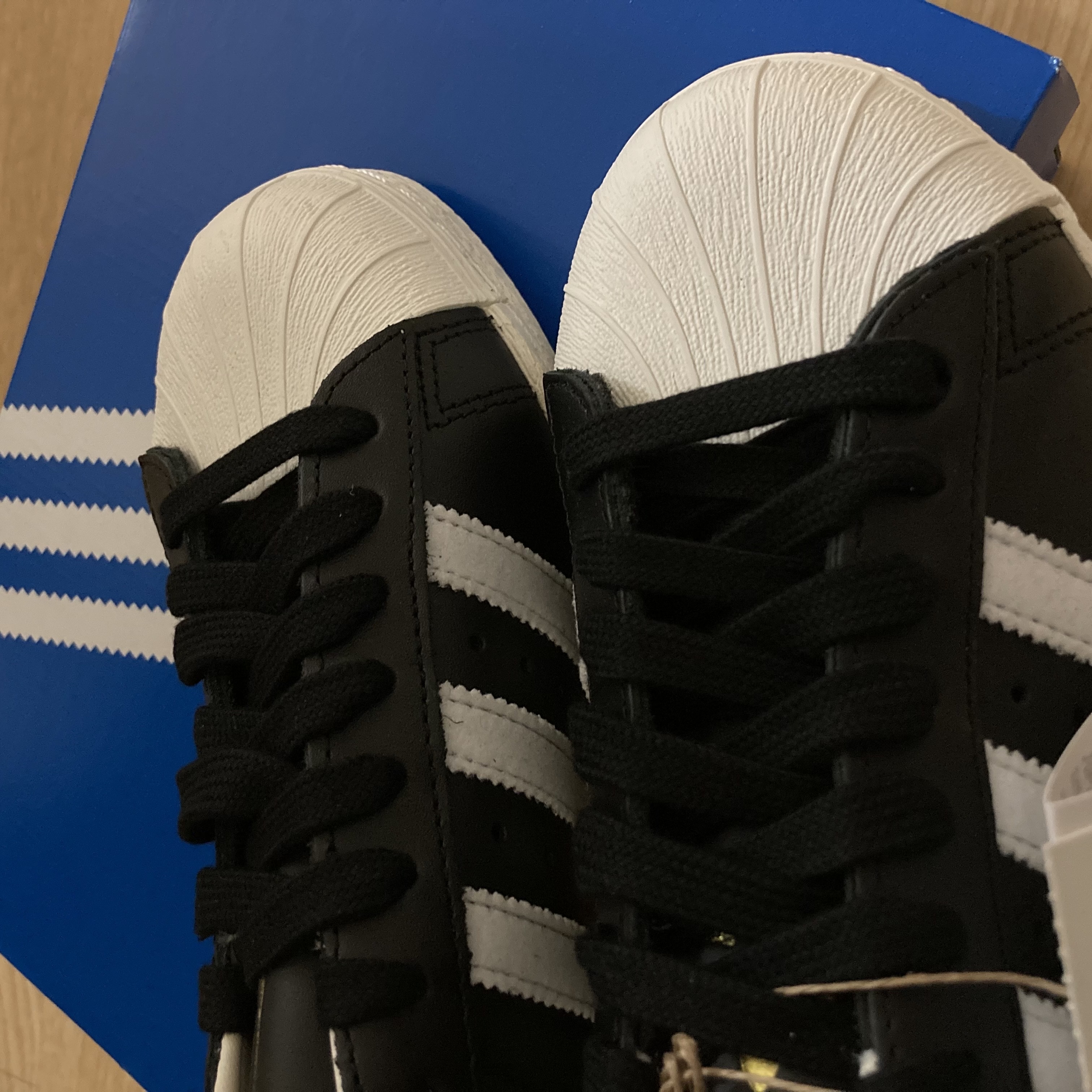 Adidas Superstar 82 FI Core Black 착용 스타일
