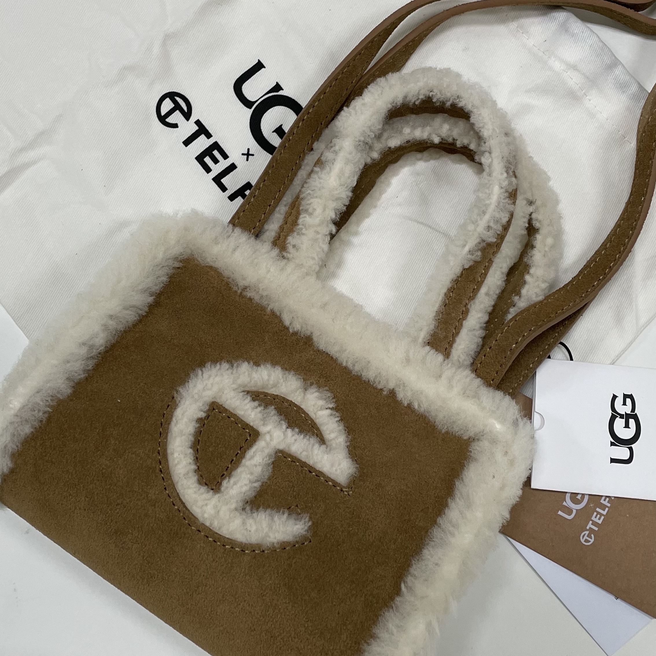 Telfar x UGG Small Shopping Bag Chestnut 착용 스타일 - 2