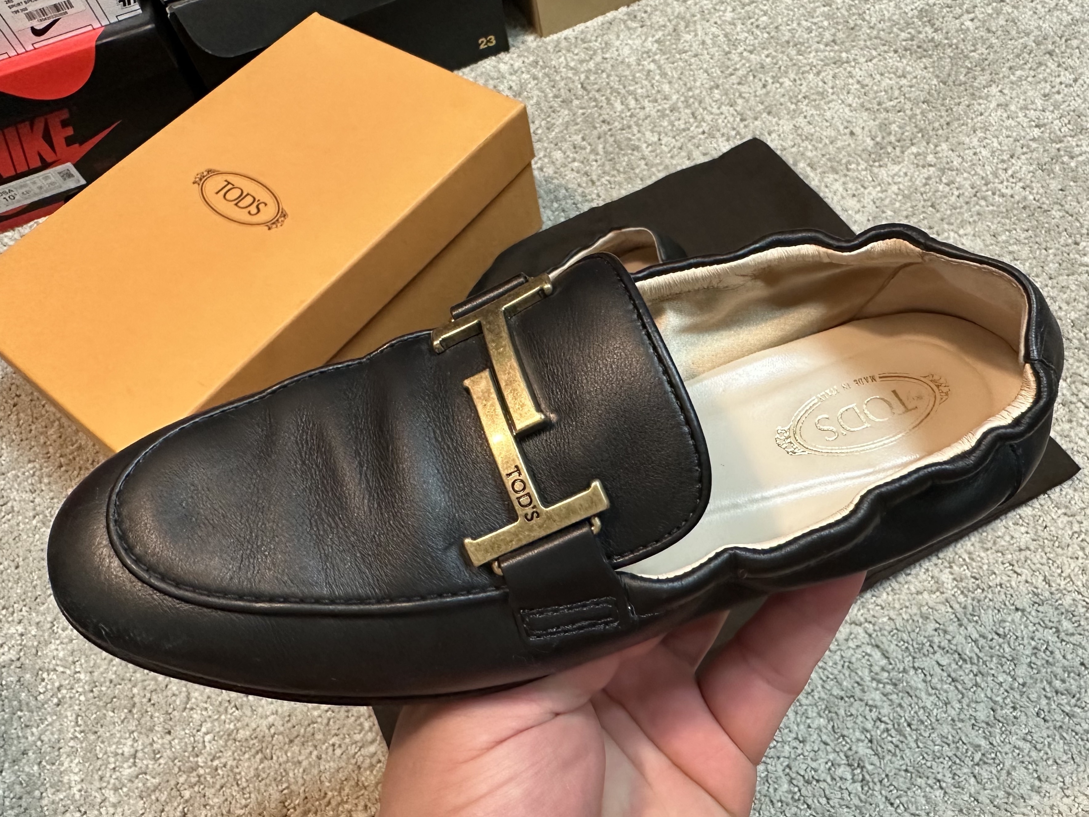 (W) Tod's Double T Leather Loafers Black 착용 스타일 - 2