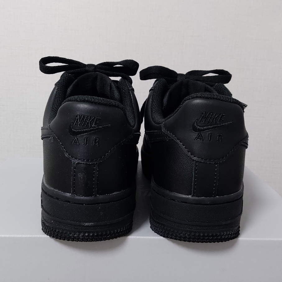 Nike Air Force 1 '07 Low Triple Black 착용 스타일 - 3