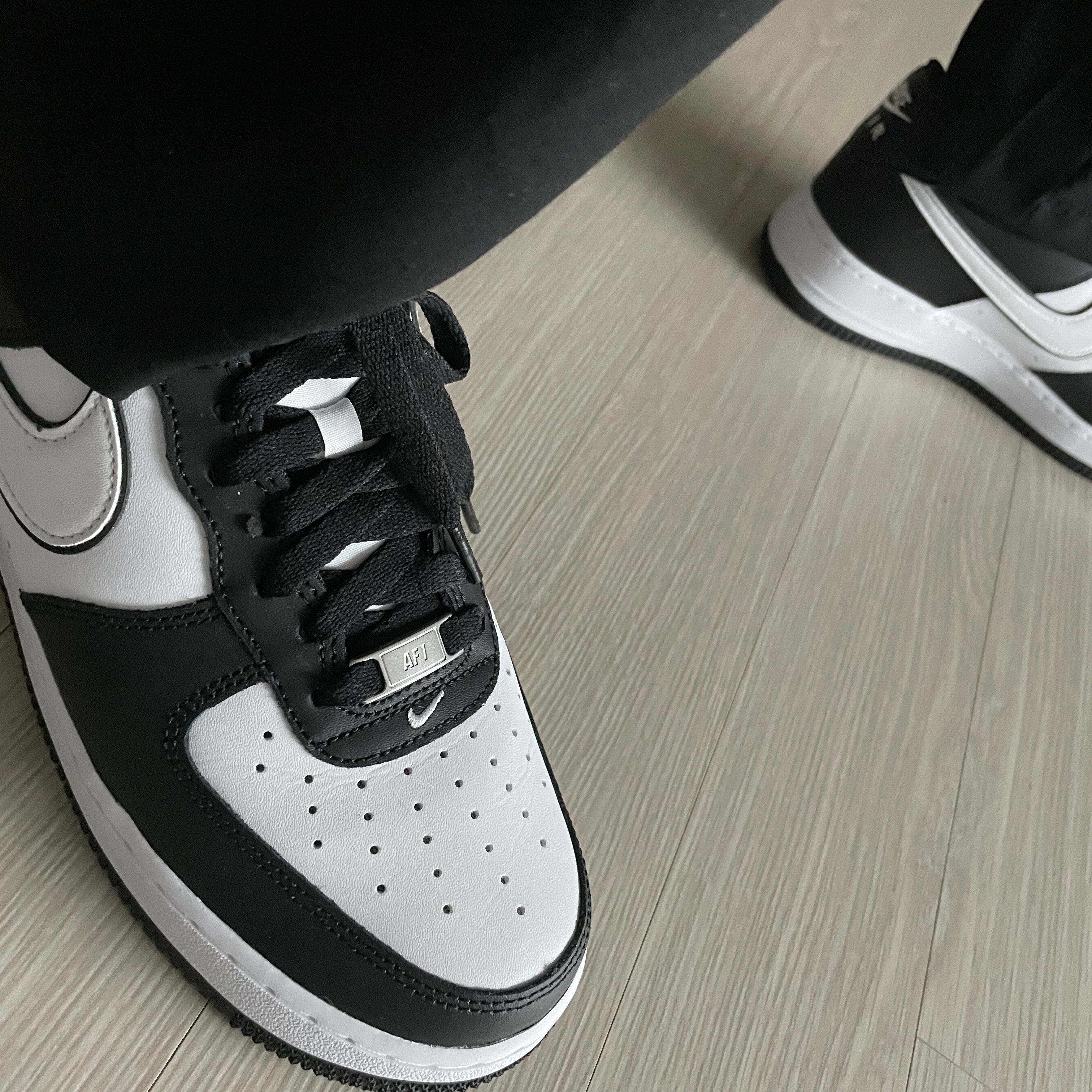 Nike Air Force 1 '07 Black White 착용 스타일 - 3