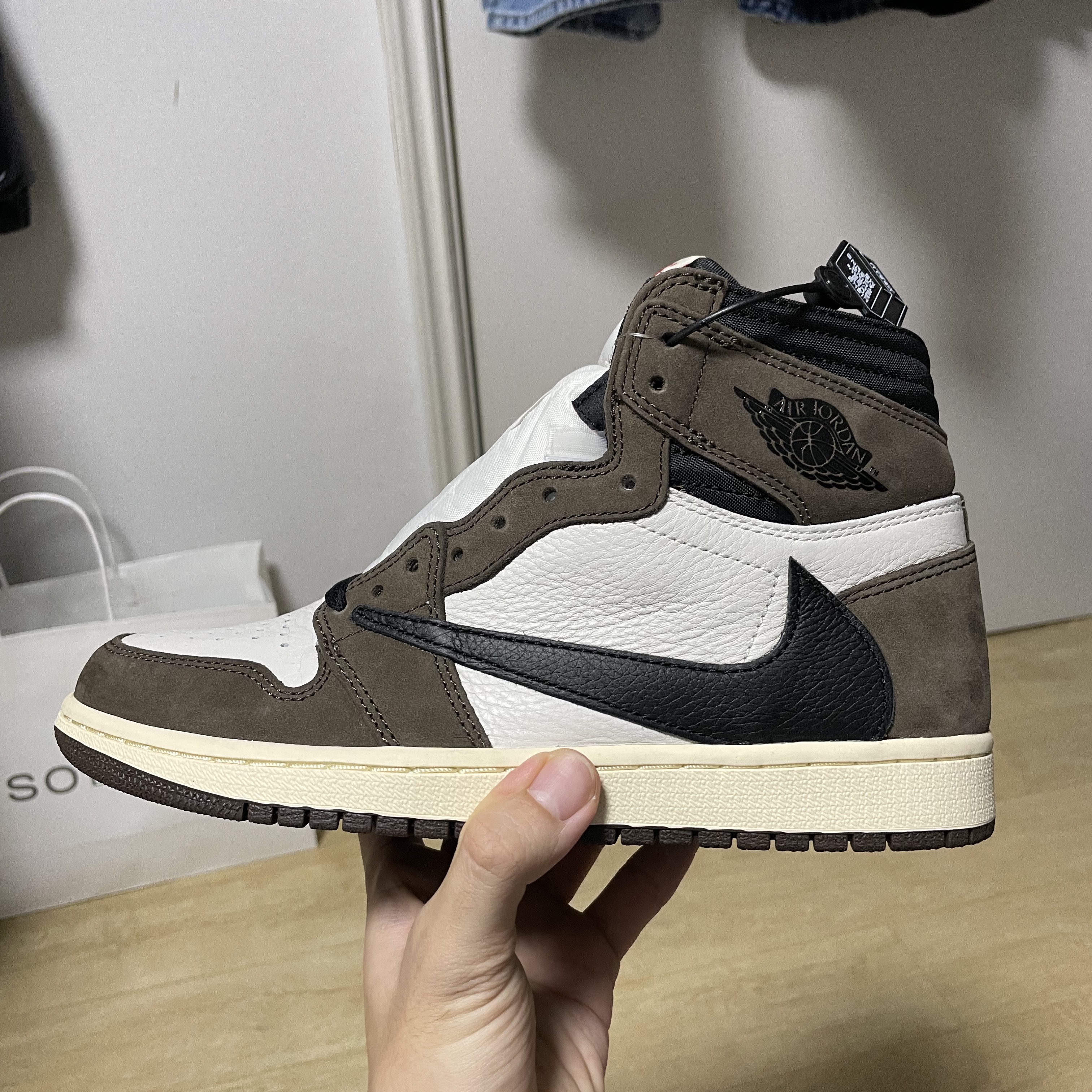 Jordan 1 x Travis Scott Retro High OG SP Mocha 착용 스타일 - 2