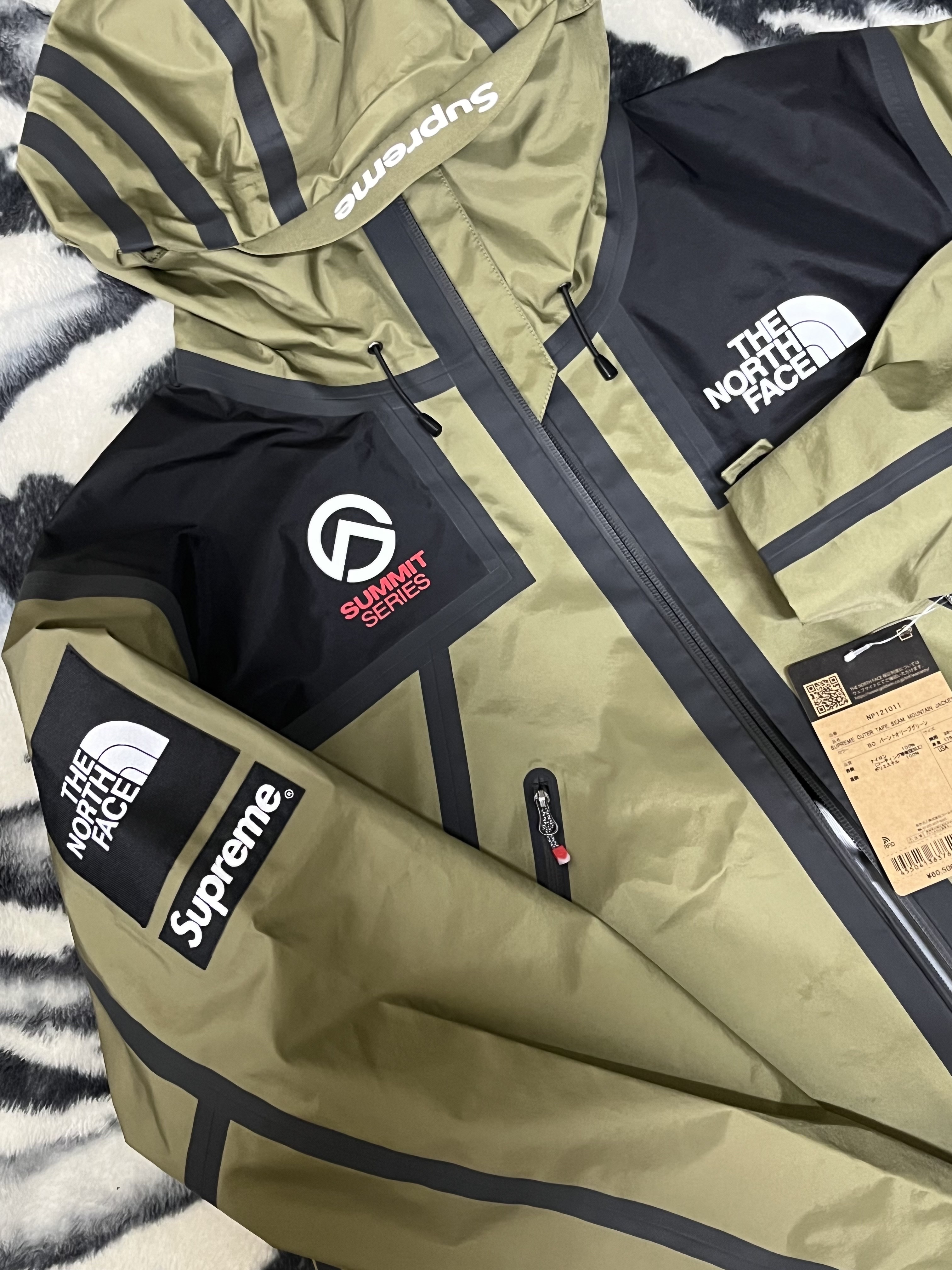 Supreme x The North Face Summit Series Outer Tape Seam Jacket Olive - 21SS 착용 스타일 - 3