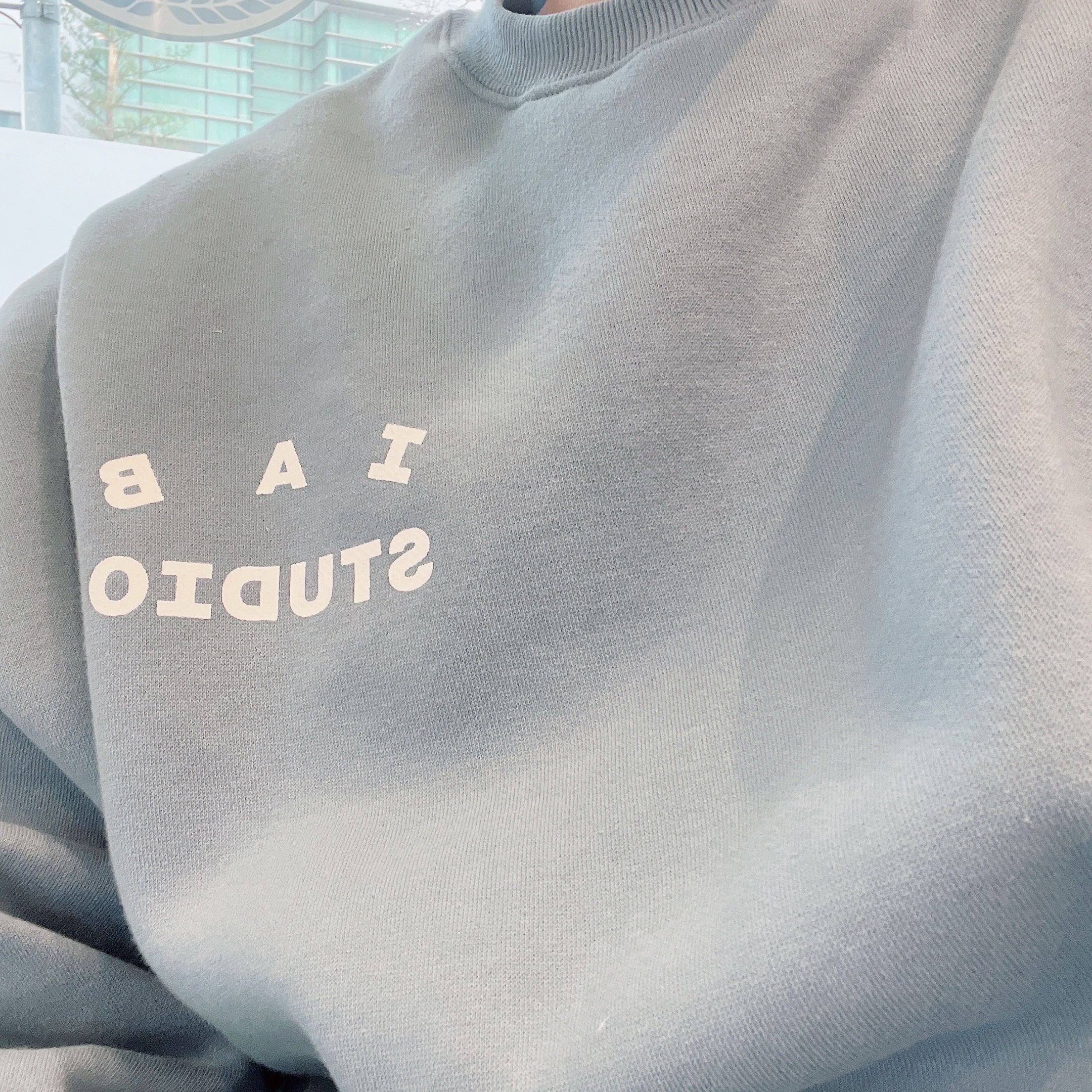 IAB Studio Crewneck Sky Blue 착용 스타일