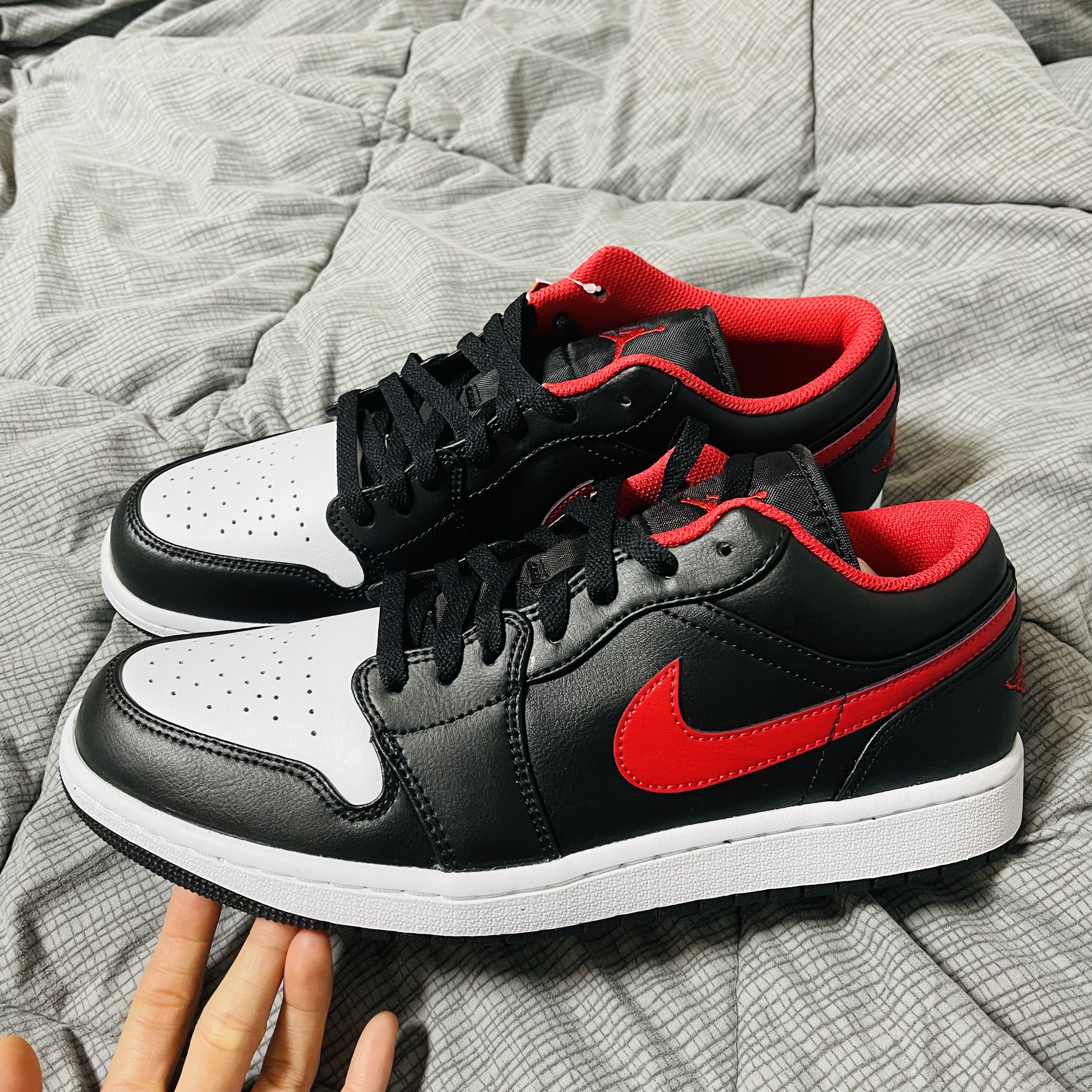 Jordan 1 Low Black Fire Red 착용 스타일 - 3