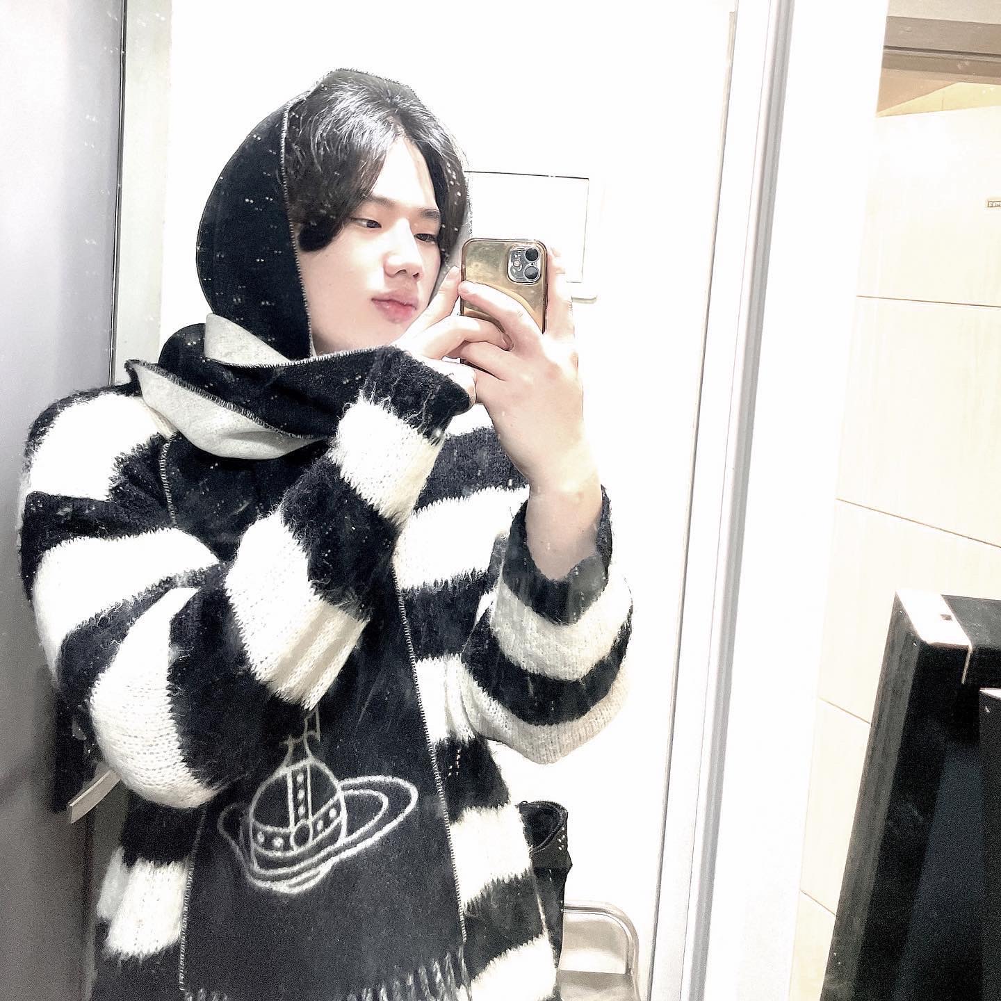 Vivienne Westwood Two Side Single Orb Muffler Black, Vivienne Westwood Two Side Single Orb Muffler Navy Blue 착용 스타일