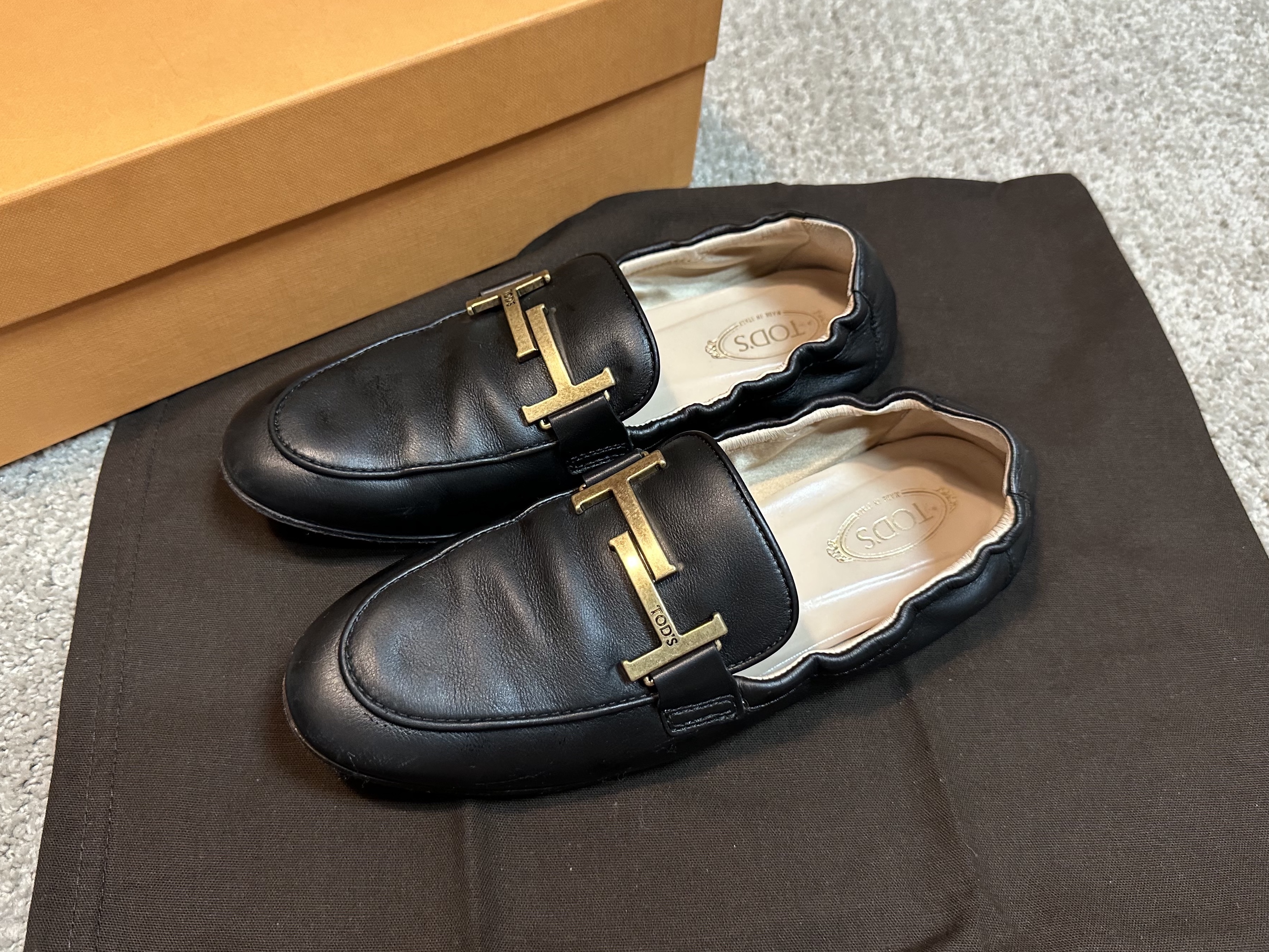 (W) Tod's Double T Leather Loafers Black 착용 스타일 - 1