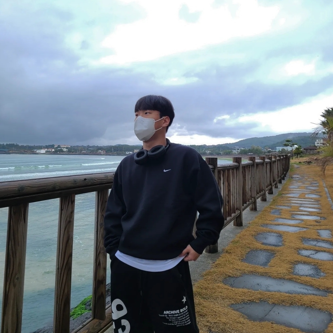 Nike NRG Solo Swoosh Crew Fleece Black White - US/EU, Sony WH-1000XM5 Black (Korean Ver.) 착용 스타일