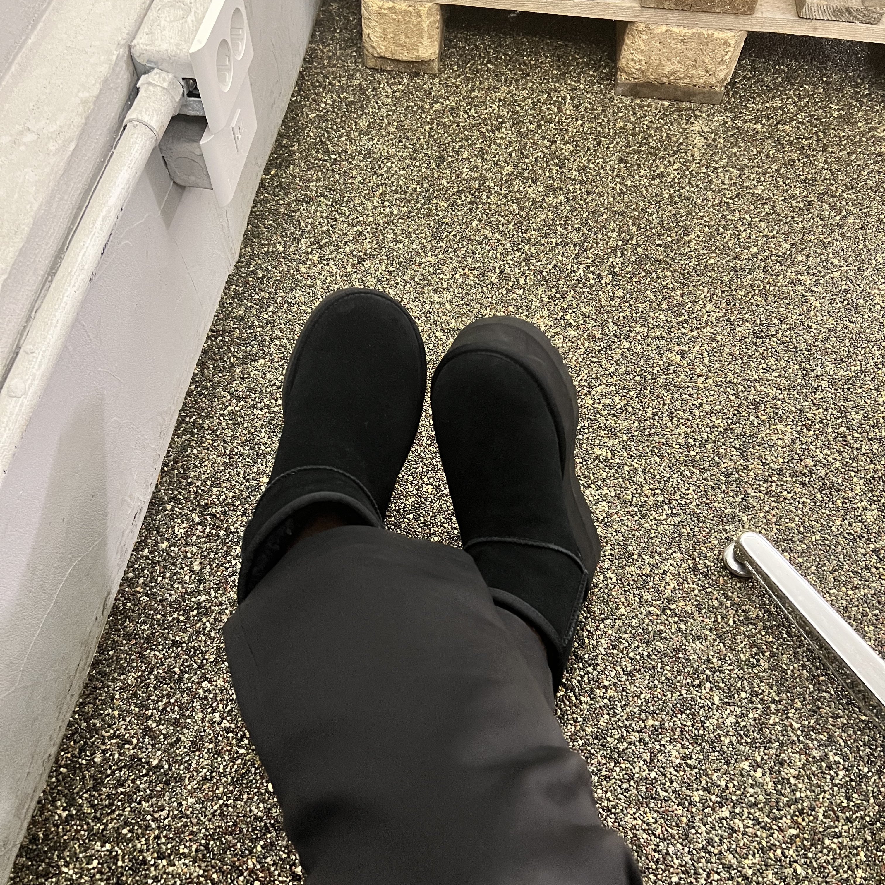 (W) UGG Classic Mini Platform Boots Black 착용 스타일 - 3
