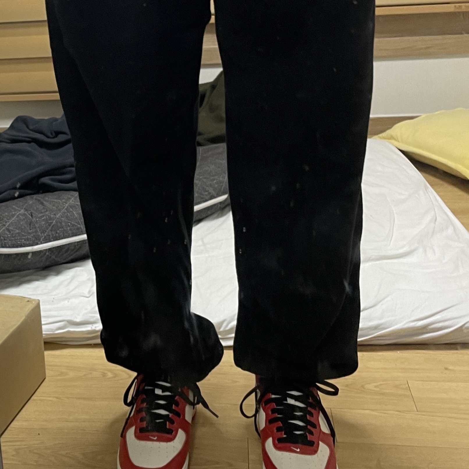 Nike Air Force 1 Mid '07 LX University Red and Pale Ivory, Jordan 1 Retro High OG Chicago 2022 착용 스타일 - 3