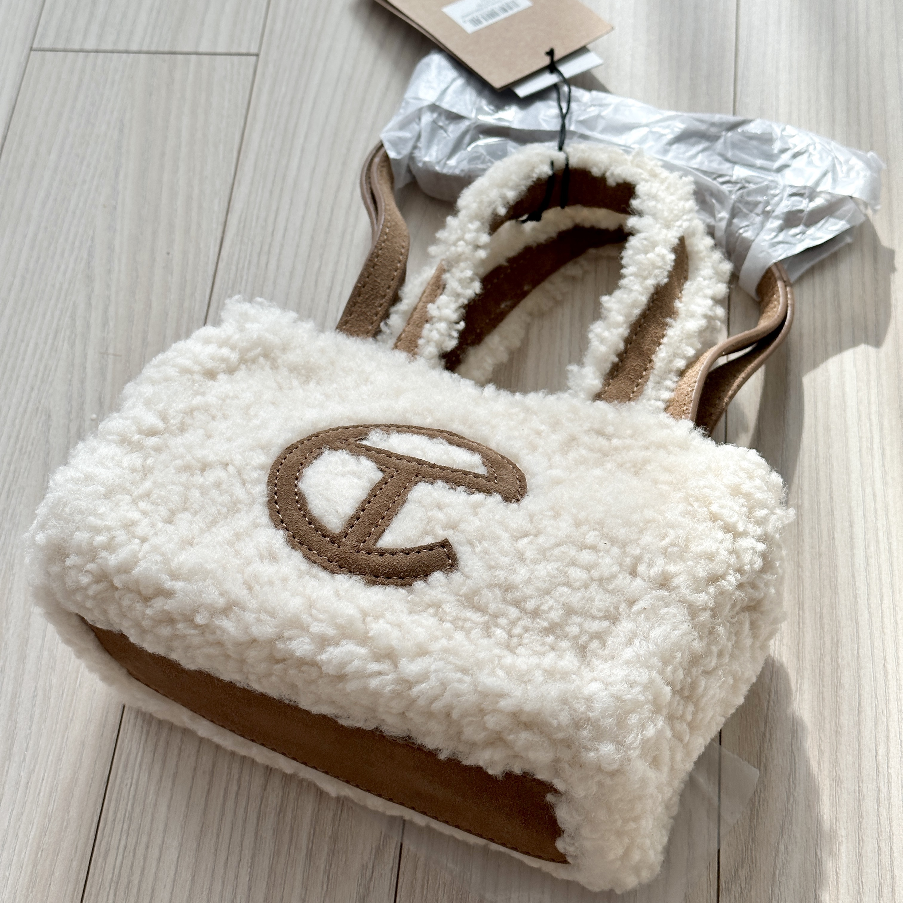 Telfar x UGG Reverse Small Shopping Bag Natural 착용 스타일
