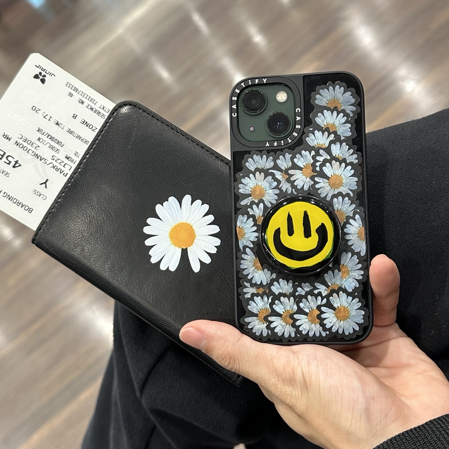 Peaceminusone Passport Case #1 Black, Peaceminusone Phone Pop Up Grip #3 Black 착용 스타일